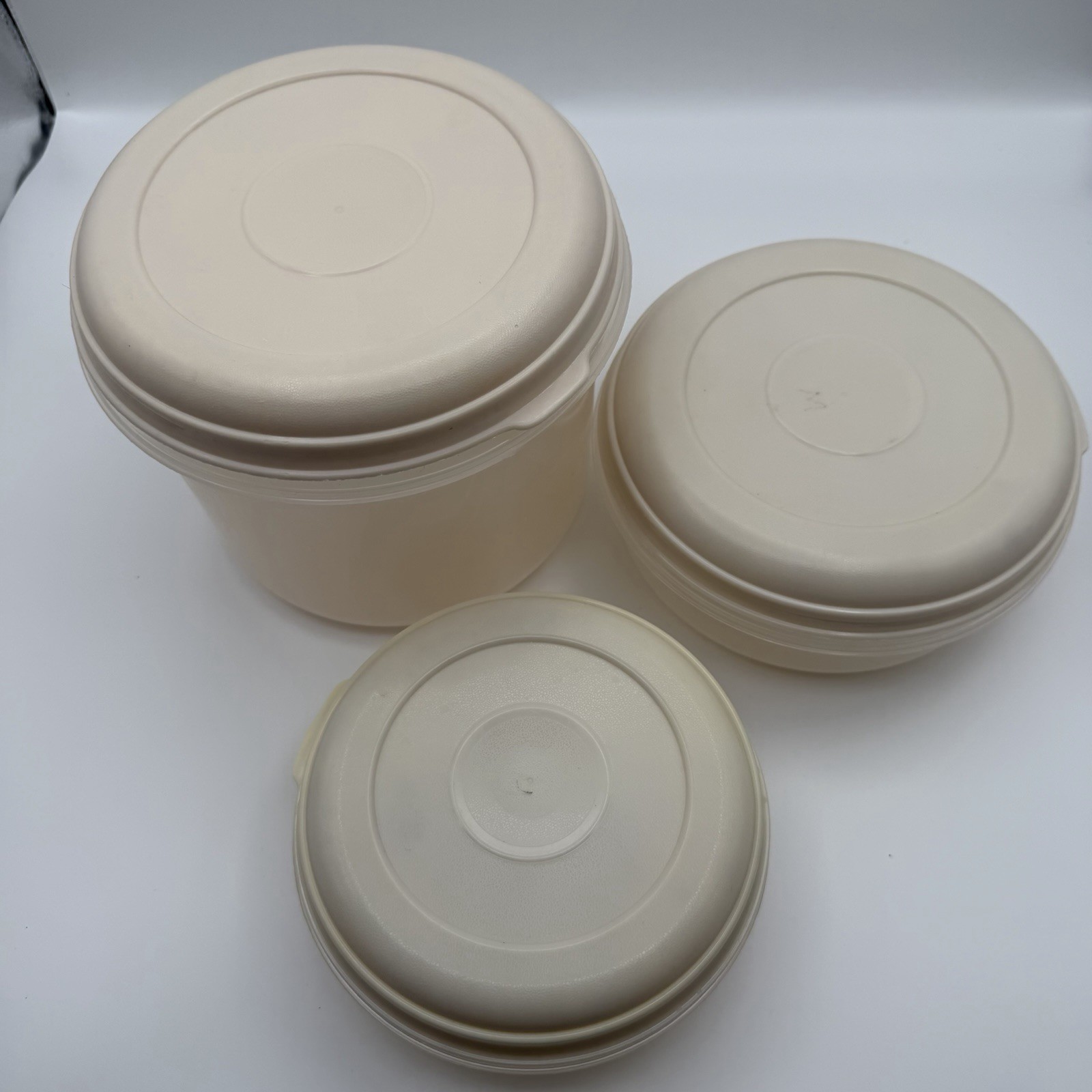 Vintage Set Of 3 Rubbermaid Servin’ Saver storage containers with Lids