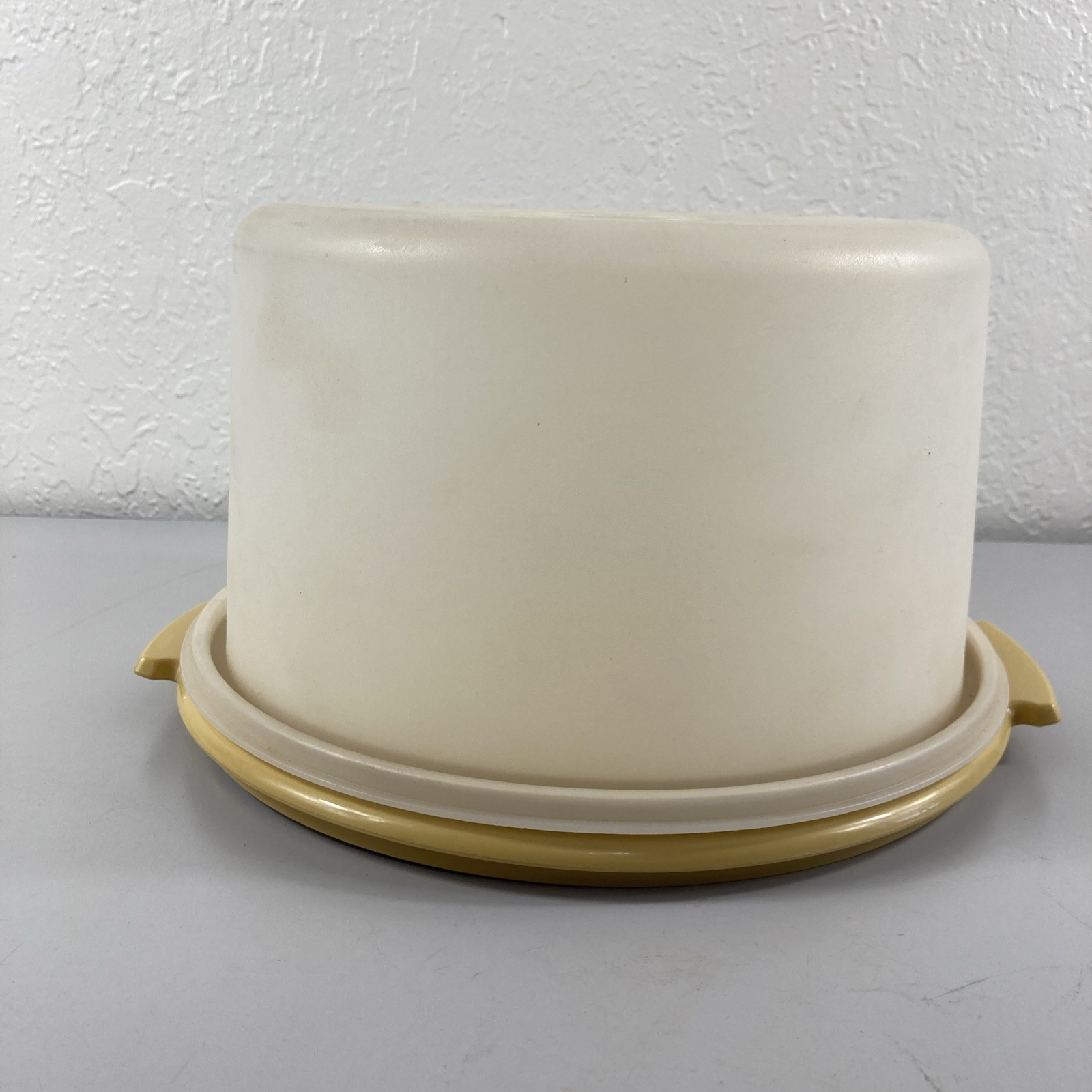 Vintage 2-Piece Tupperware Cake Carrier 683-1 Round 684-8 Harvest Gold Base Lid
