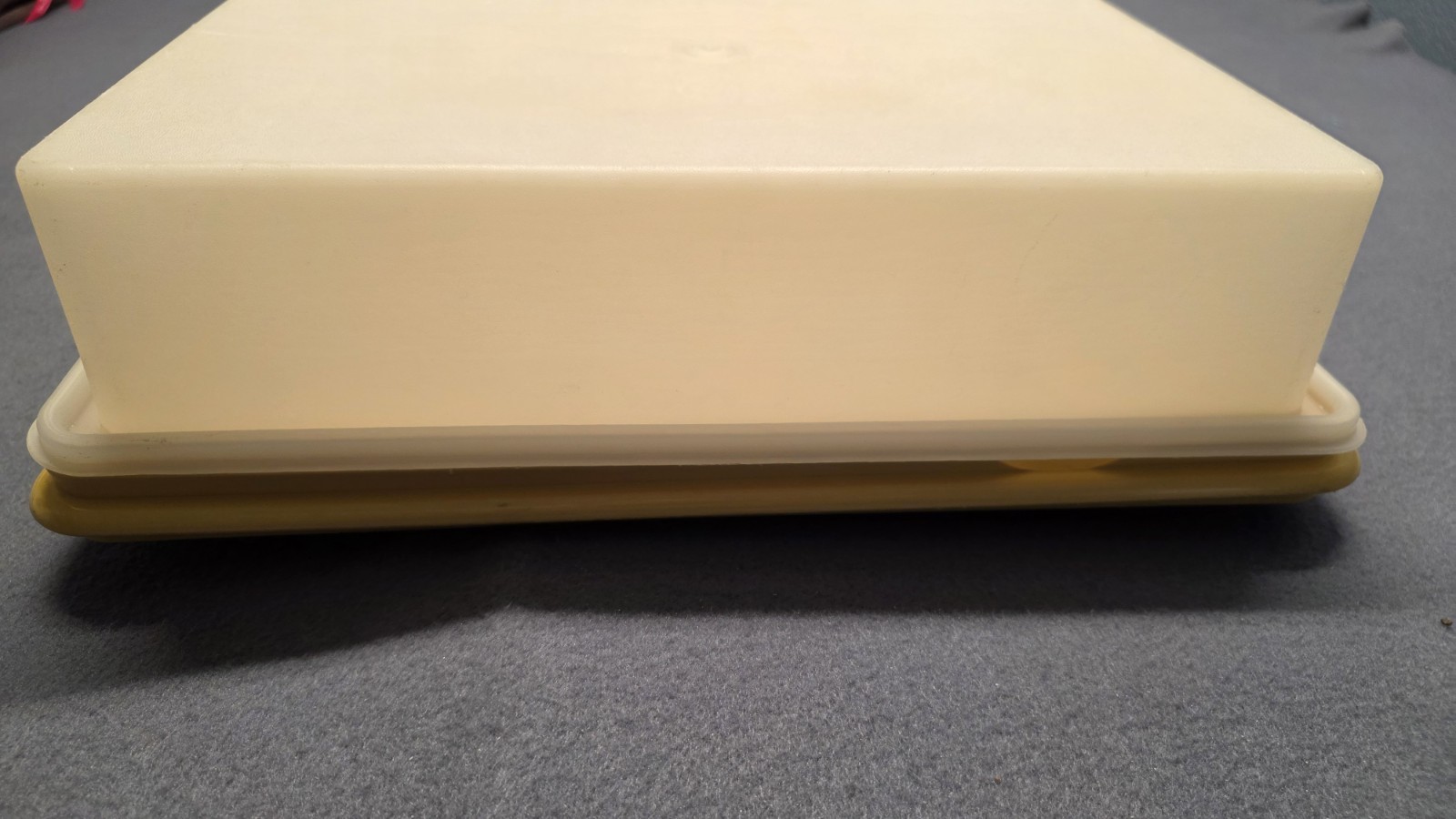 Vintage Tupperware 9×13 Cake Carrier Keeper Gold w/ Sheer Lid 11×15″ #622-4