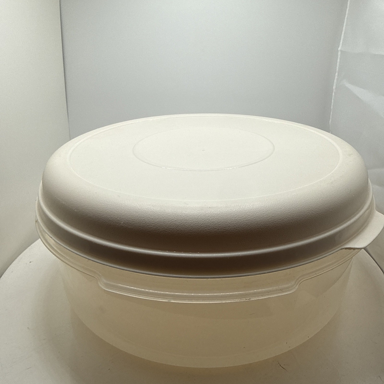 VTG Rubbermaid Servin Saver 22 Cup 5.2L Round Food Storage Container Almond Lid