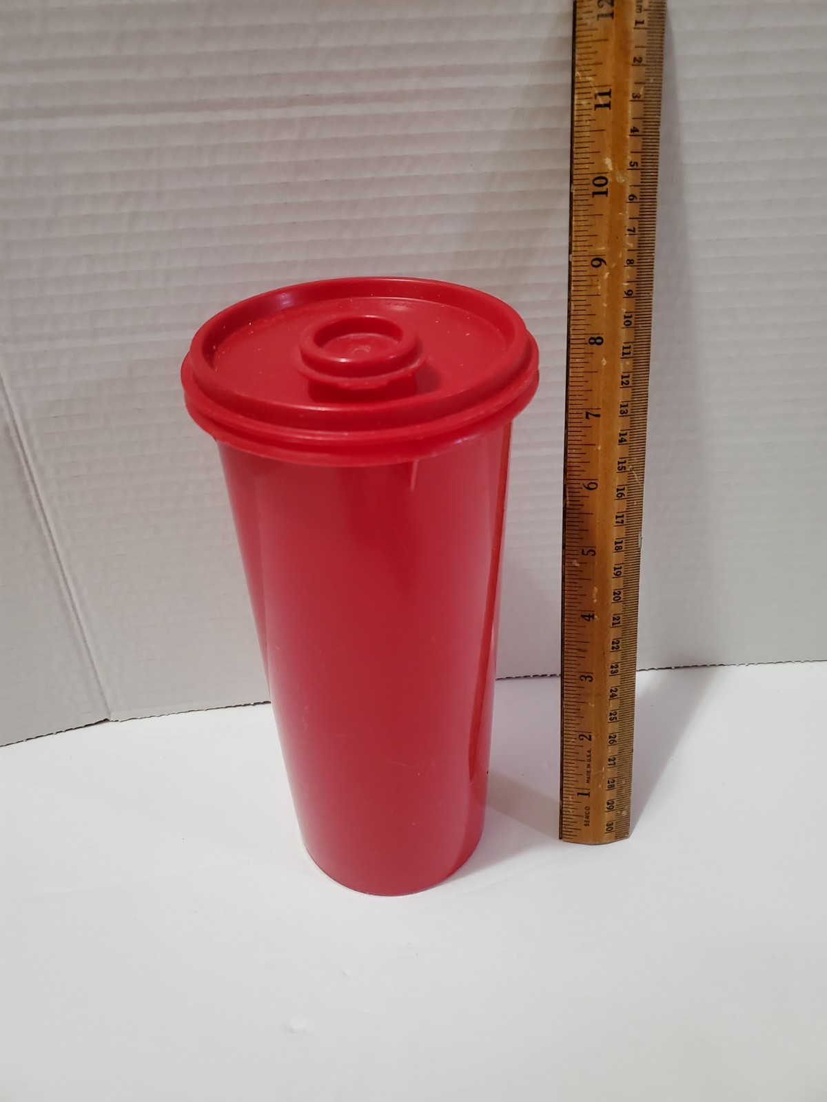 TUP2 Tupperware Red 32 oz Plastic Reusable Cup w/ Snap Lid, 2-Piece Set 262-4