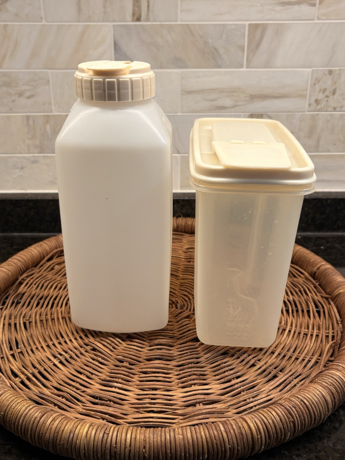 Vintage Rubbermaid Lot 2 Servin Saver 1 Qt Bottle/ 4 Cup 940ml Almond Storage