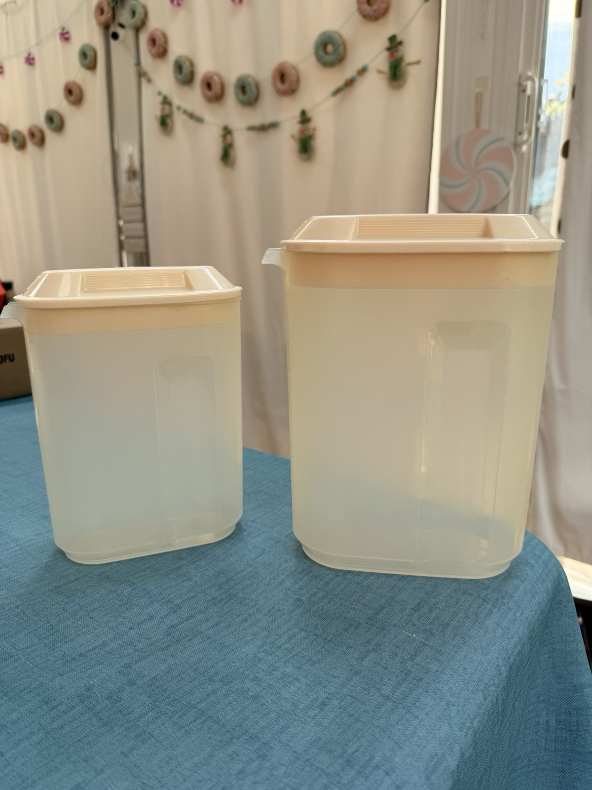 Lot of 2 Rubbermaid Slim Pitchers 2.5 & 1.5 Quart Servin Saver With Lids Vintage