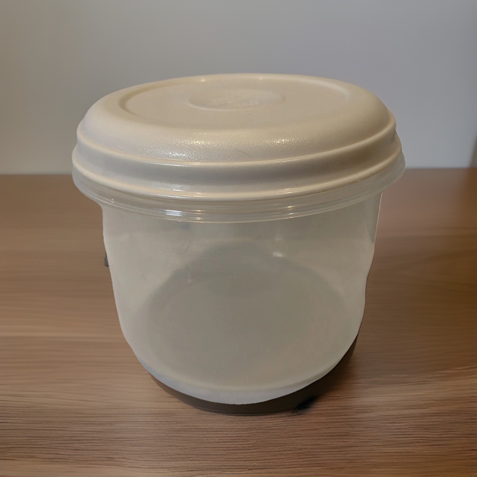 Rubbermaid 6 Cup Round #8 Food Storage Container Bowl W/ Lid #0022