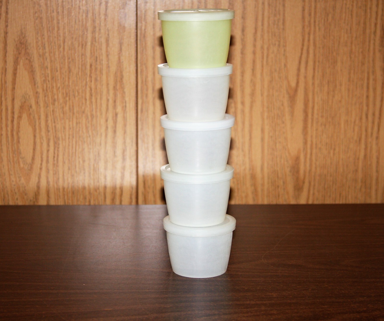 5 VINTAGE TUPPERWARE 8 OUNCE SNACK / STORAGE CUPS WITH COVERS