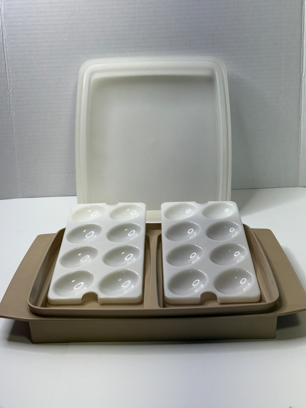 Tupperware Container Deviled Egg Keeper #723-3 Tan Beige Tray w Lid