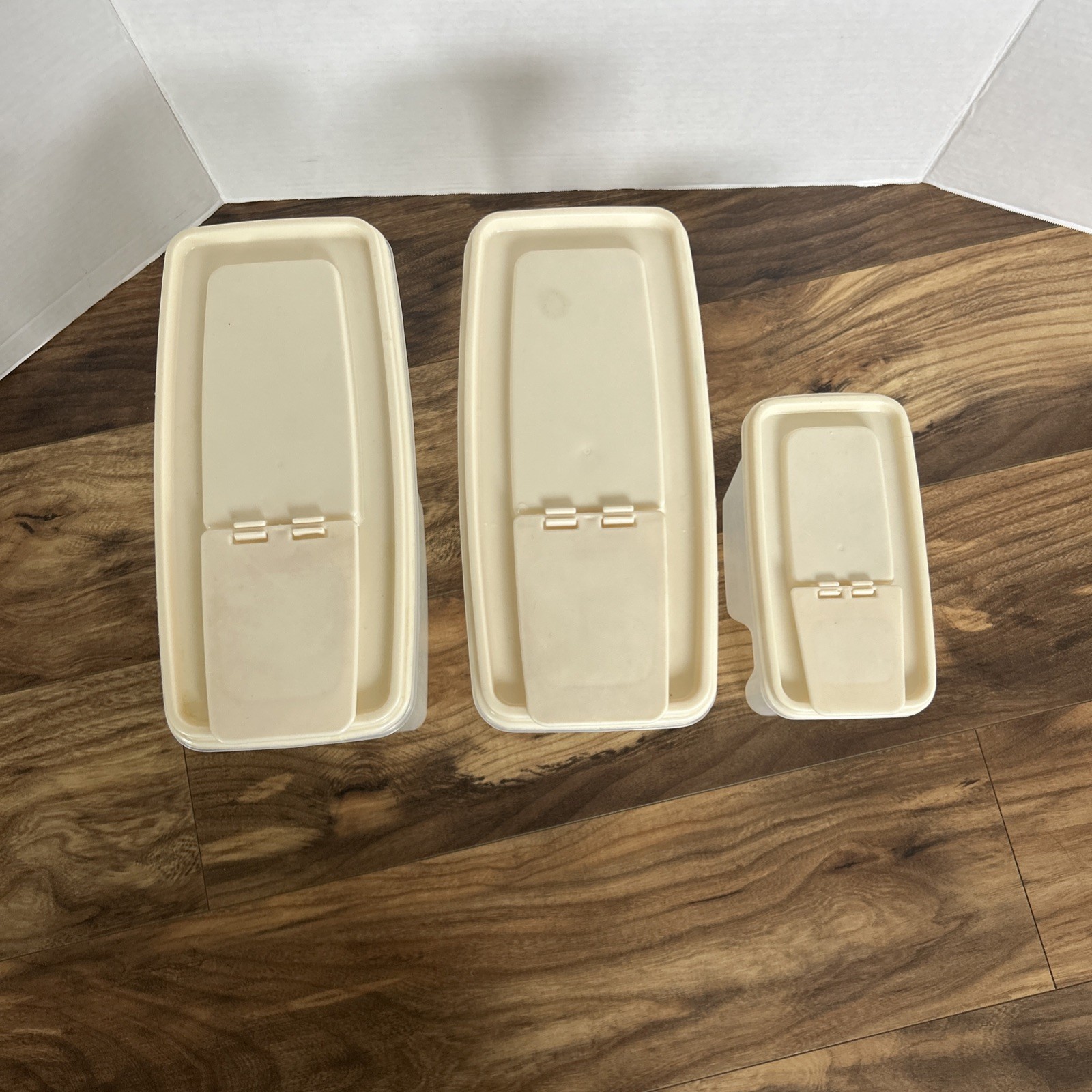 Set of 3 Rubbermaid Servin Saver Cereal Storage Containers w/Almond Lids 3# & 4#
