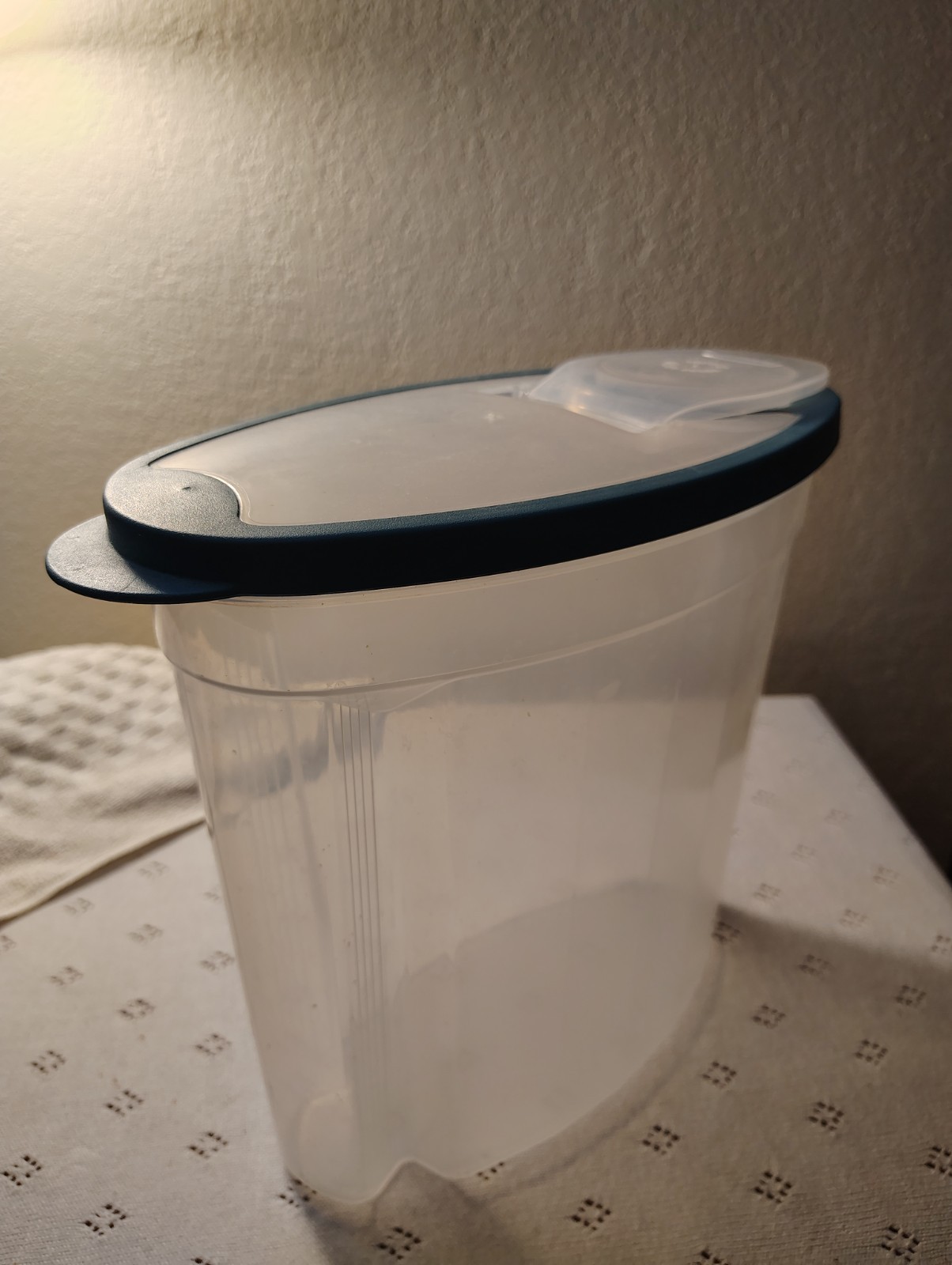 Rubbermaid Food Storage Container 1.5 Gal Blu Lid Cereal Pasta Liquid Oval