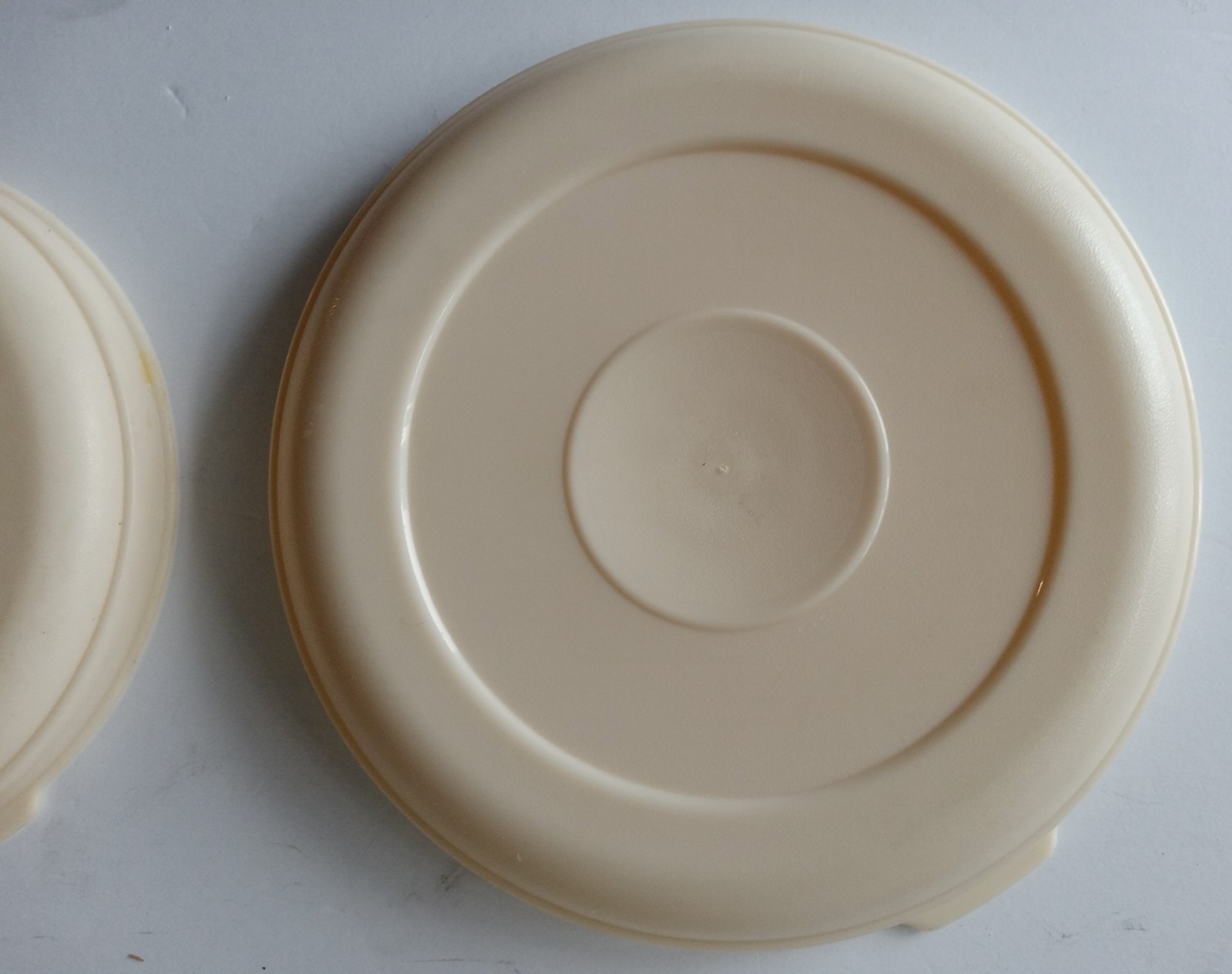 Vintage RUBBERMAID lot of 2 Round Servin Savers 2.5/1.5 Qt. with Lids