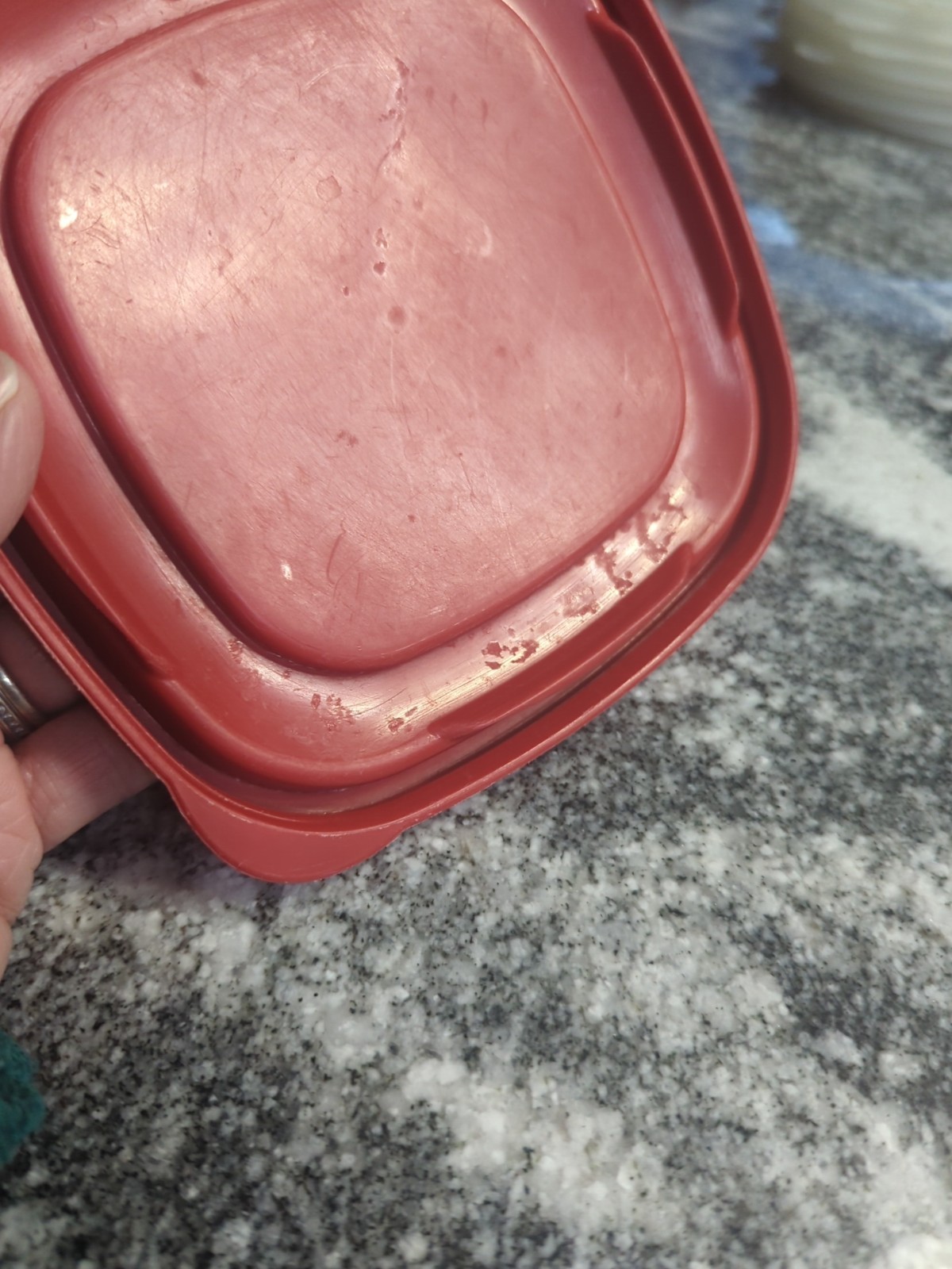 Rubbermaid Easy Find 7J64 Lid Red Square Replacement Food Container Lid 6.5″