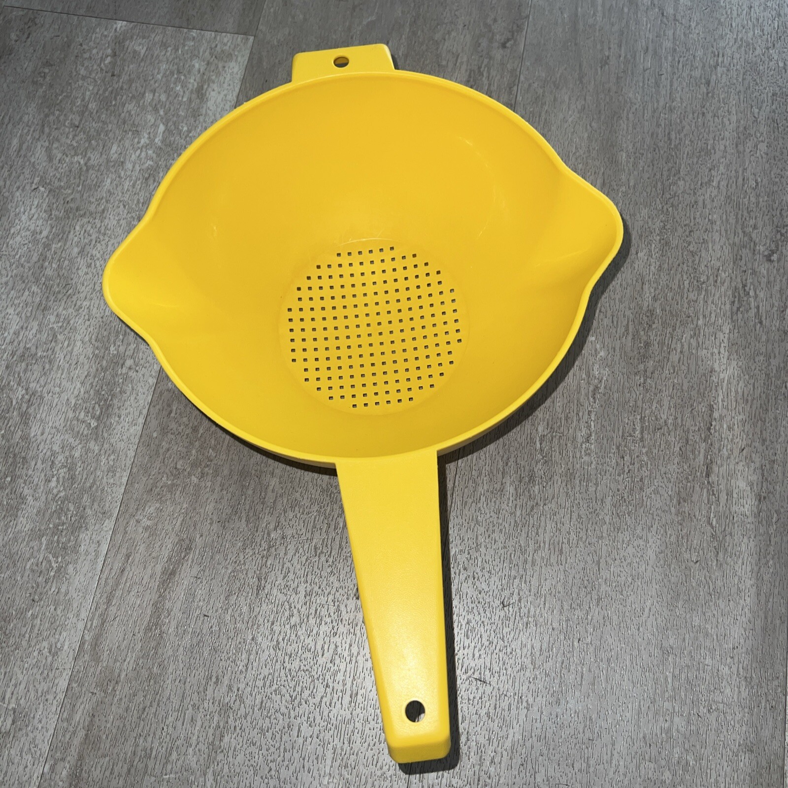 2 Quart Yellow Tupperware Strainer Colander 1523 Double Spout Handle 14″ X 8.25″