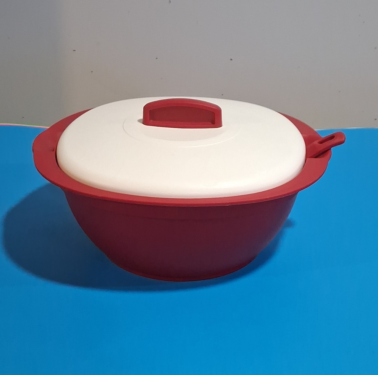 Tupperware Red/White 3pc Round Bowl Set w/ Snap Lid & Ladle 7 1/2 Cup
