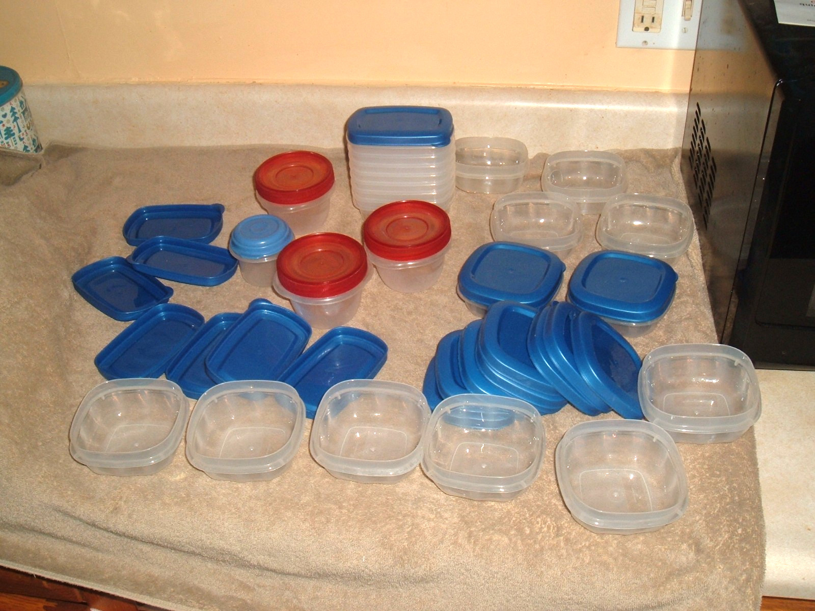 Lot of 24 Ziploc Rubber Maid & Unbranded food storage containers Misc Sizes