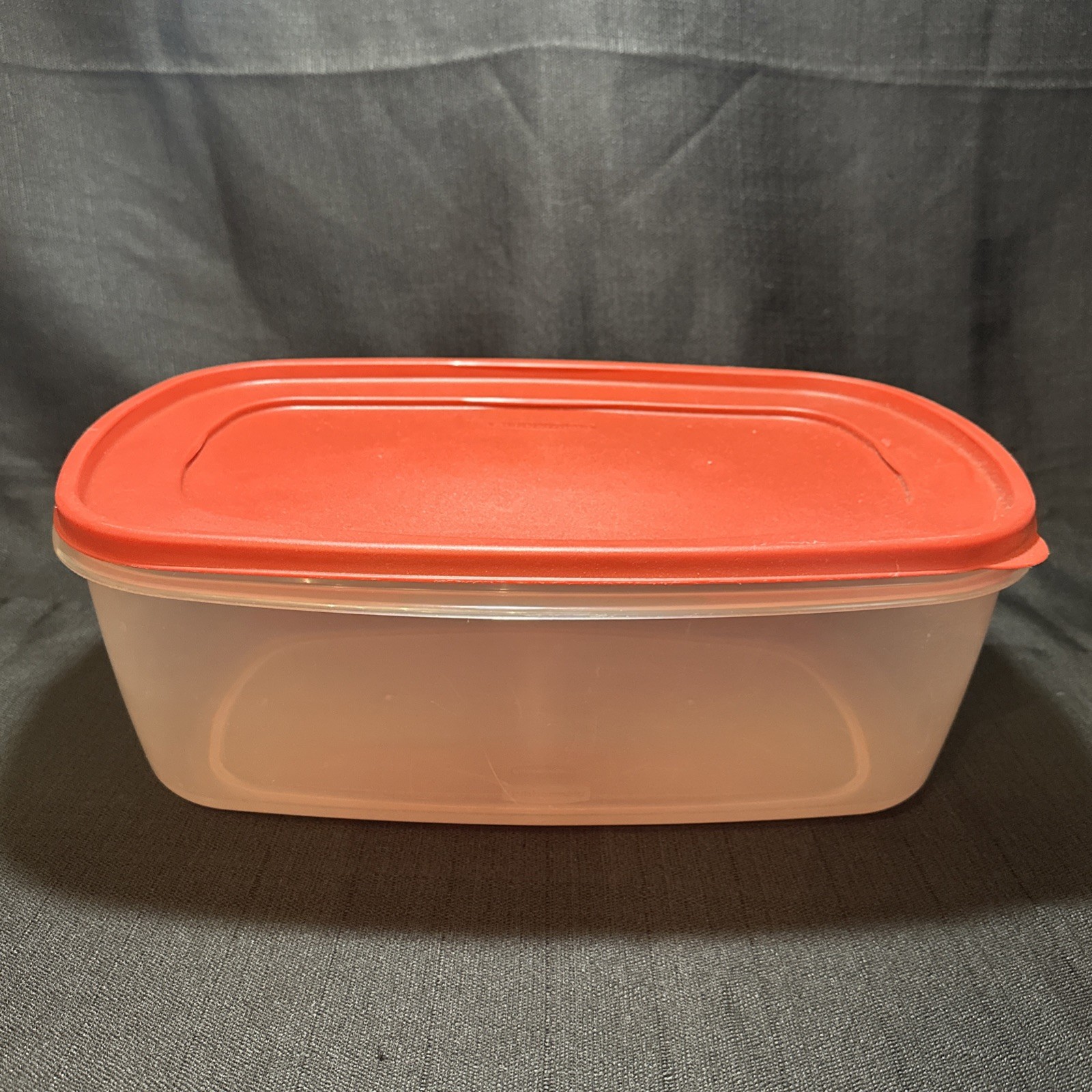 Rubbermaid 40 Cup 2.5 Gallon Food Storage Container with Red Easy Find Lid Stack