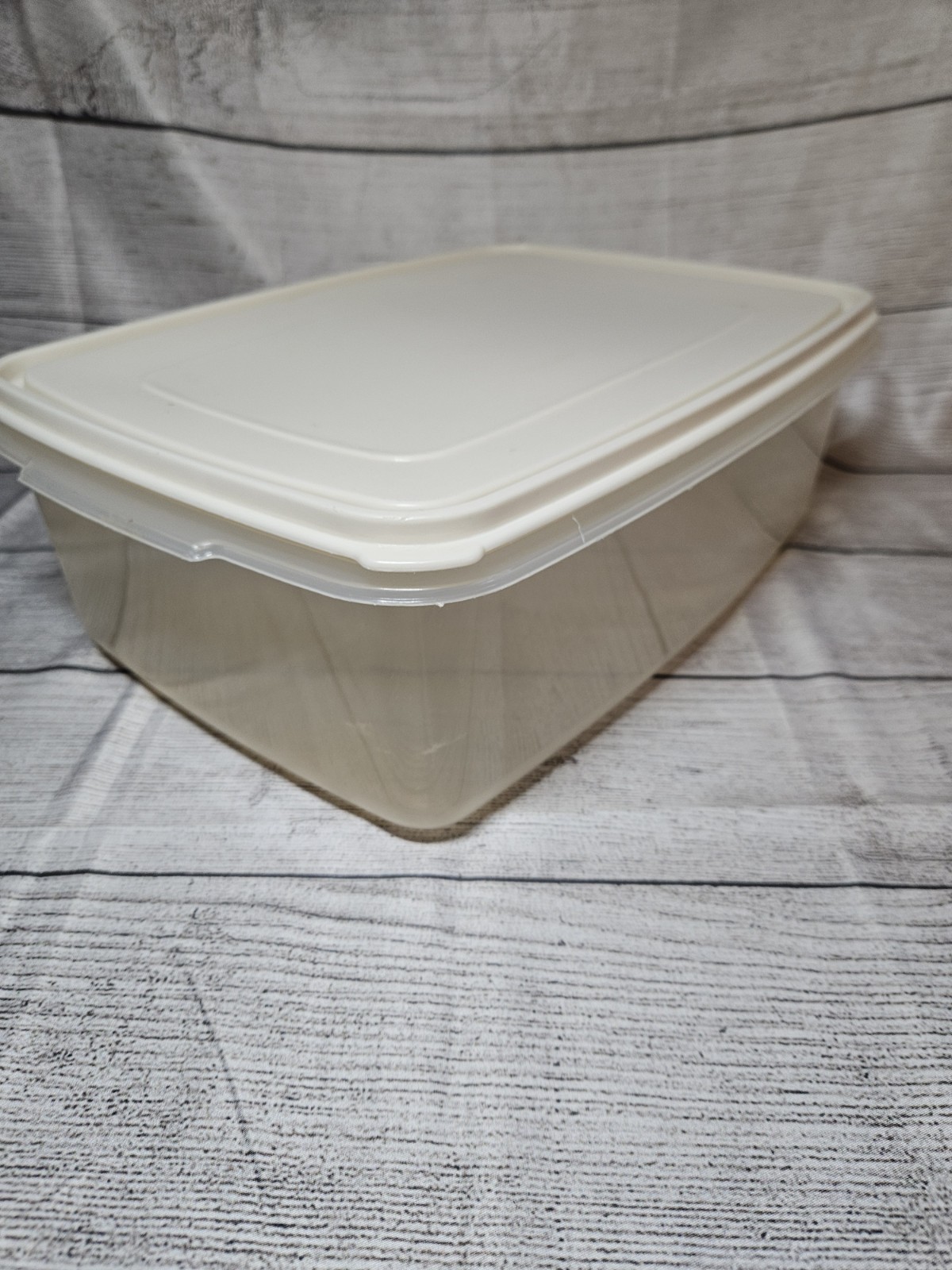 Rubbermaid Servin Saver 33-Cup #8 Rectangle Container -JUMBO-Sheer w/ Beige Lid