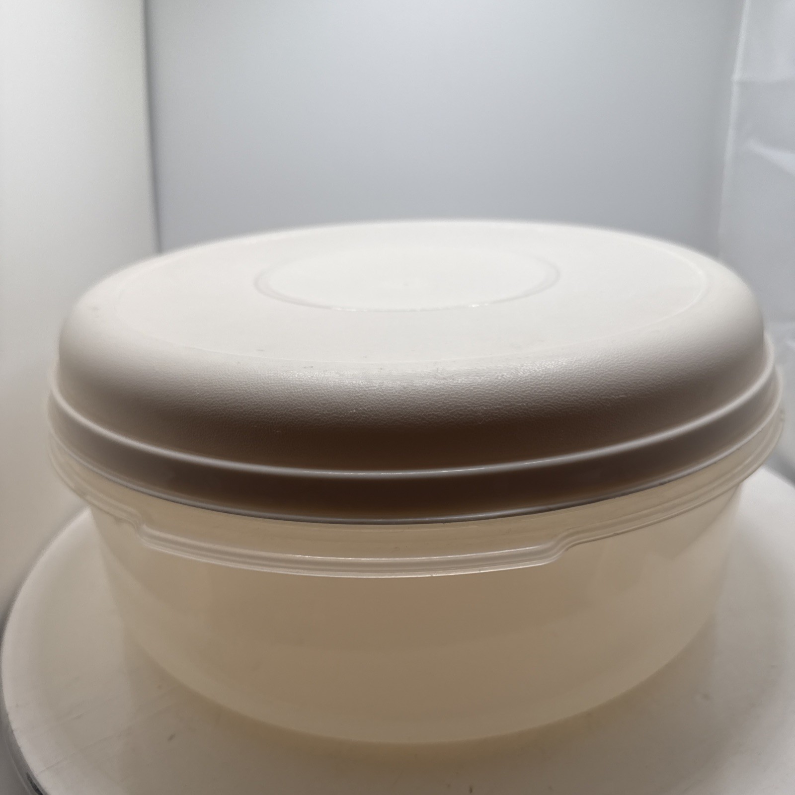 VTG Rubbermaid Servin Saver 22 Cup 5.2L Round Food Storage Container Almond Lid