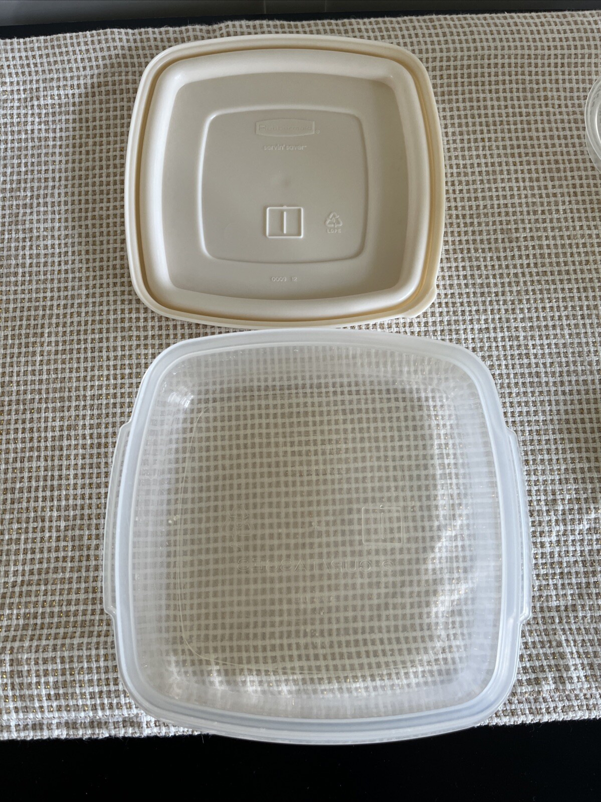 VINTAGE RUBBERMAID 5 PCS 2 . 1/2 C. 1 C. ROUND & 2 C. SQUARE ~ ALMOND LIDS