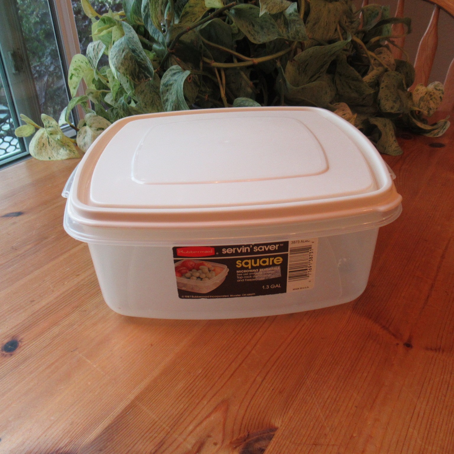 Rubbermaid Servin Saver #4 Storage Container Square Almond Lid 19 Cups USA