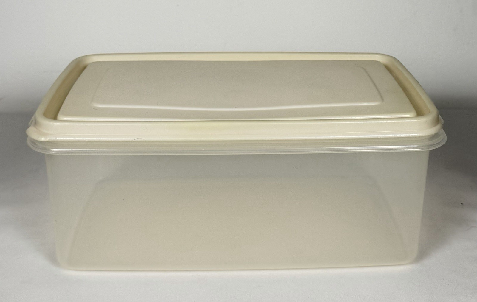 Rubbermaid Servin Saver Ice Cream Bread Container Almond Lid #9 12 Cup Rectangle