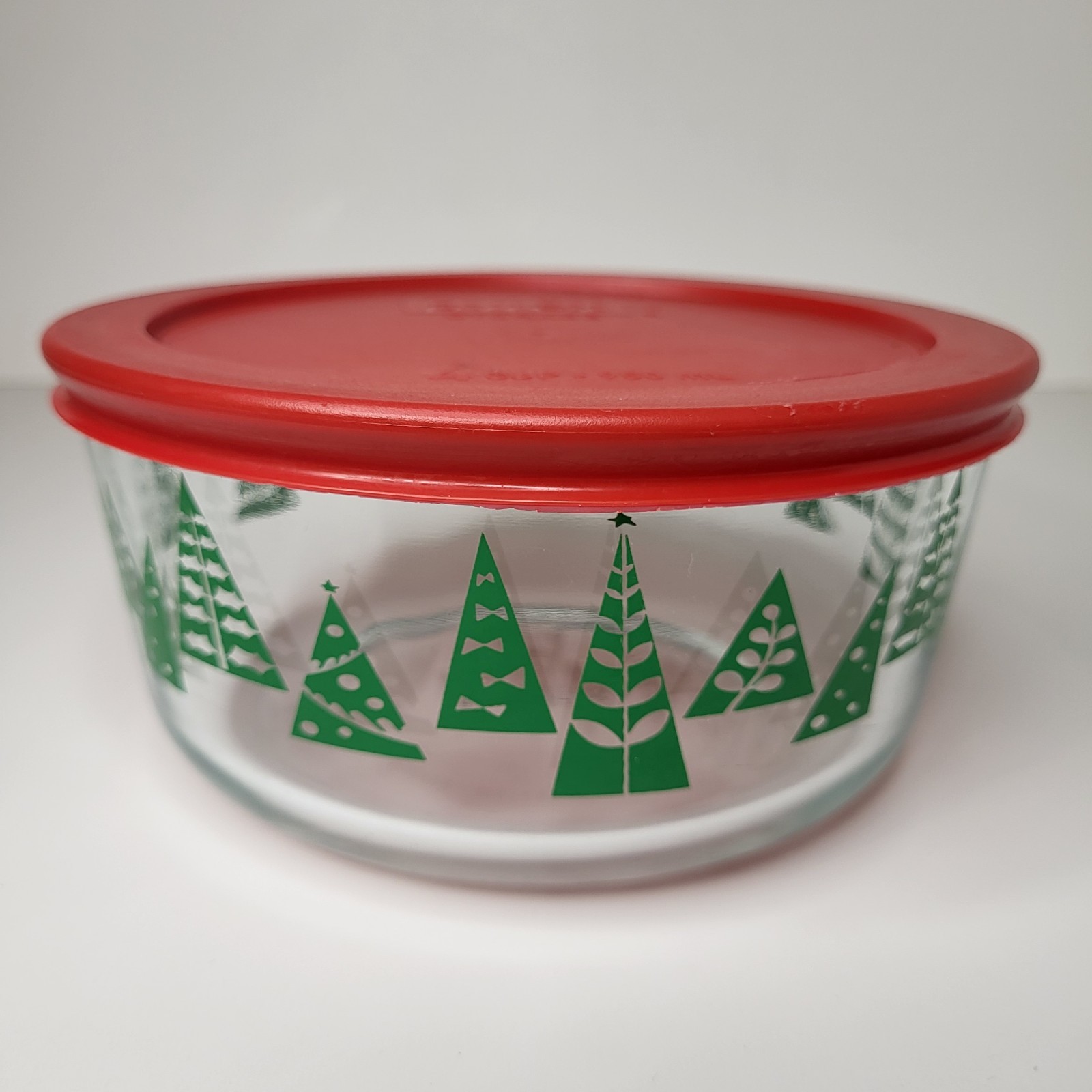 Pyrex 4 Cup Storage Container Holiday Decor Christmas Trees With Red Lid