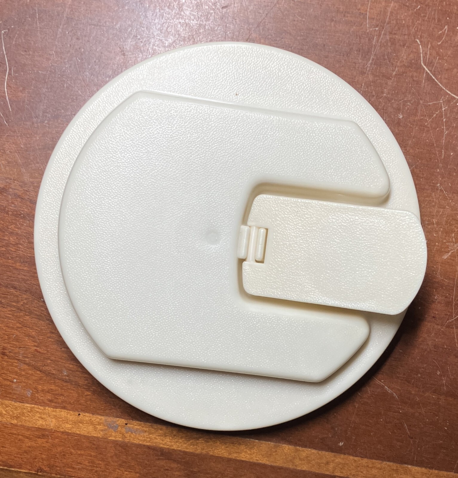 Rubbermaid Servin’ Saver #1 Replacement Screw-On Flip Lid for 0038 2 Qt. Pitcher