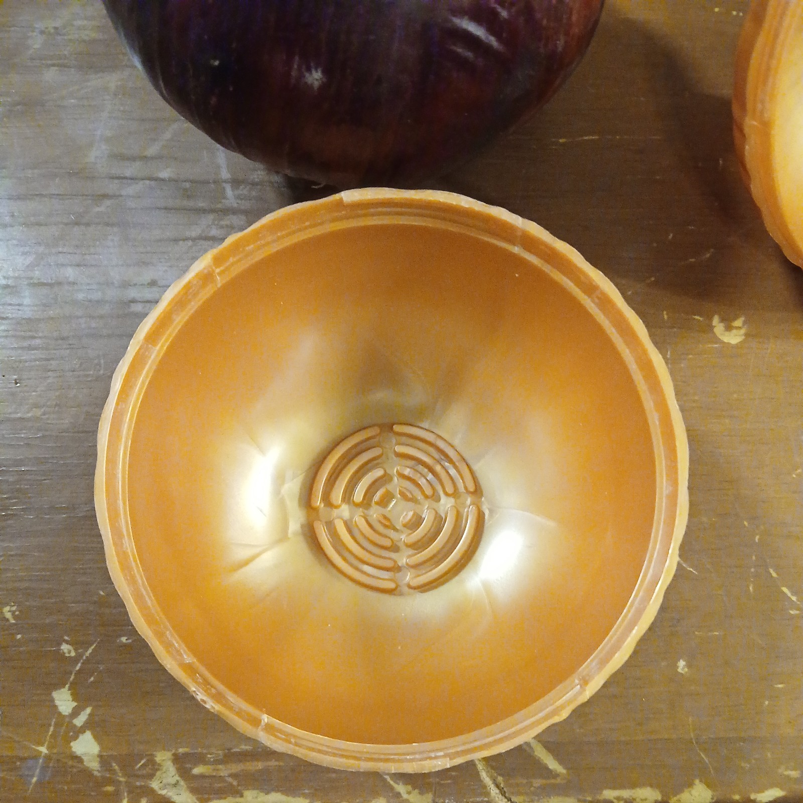 Hutzler Brand Sliced or Partial Onion Keeper Item#59 sk-d
