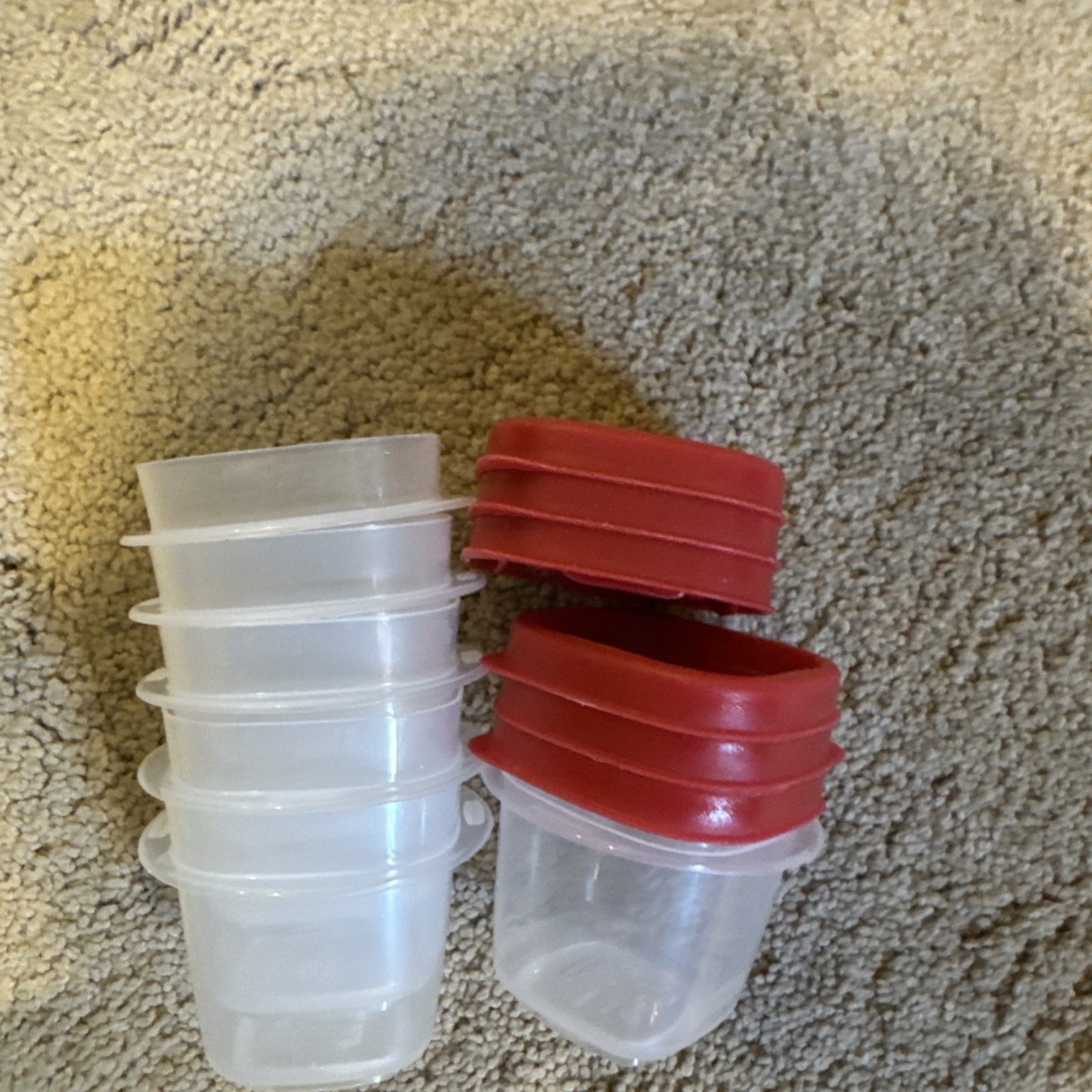 LOT 6 Six RUBBERMAID SQUARE 4 oz STORAGE CONTAINERS WITH Red Kids