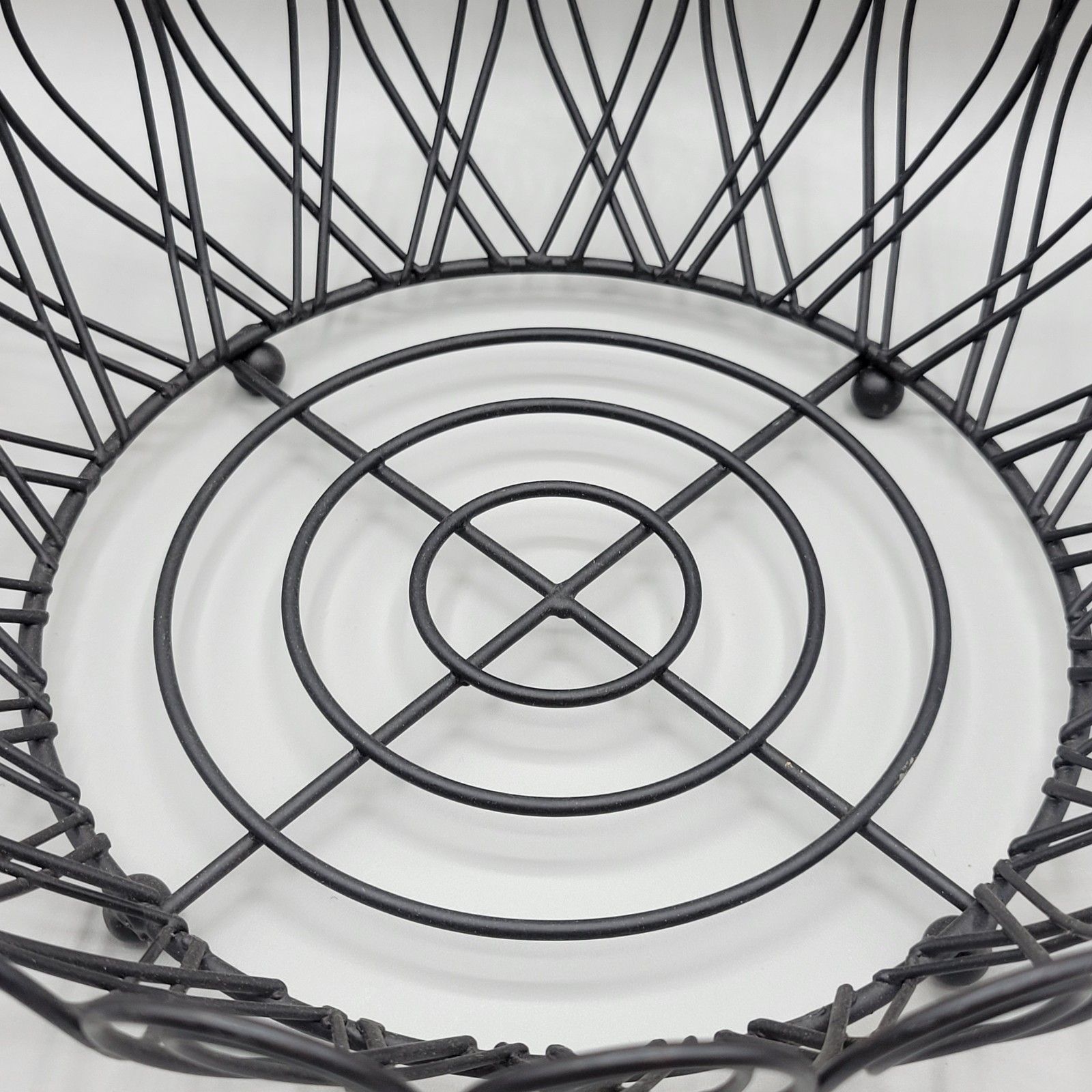 Durable Metal Wire Fruit Basket Bowl Modern Counter Top Decor Centerpiece Rack