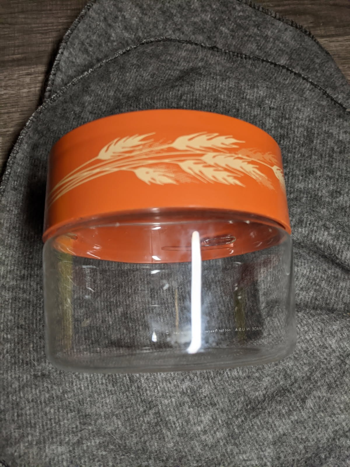 PYREX WHEAT STORAGE CANISTER GLASS WITH LID 3.75 INCHES TALL FREE USA SHIPPING