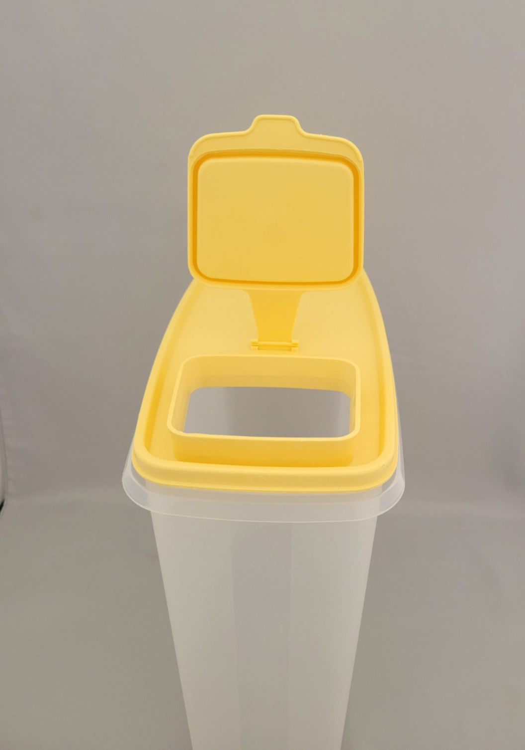 Tupperware 1588 Store & Pour 20 Cup Cereal Keeper Container Yellow Pour Lid 1589