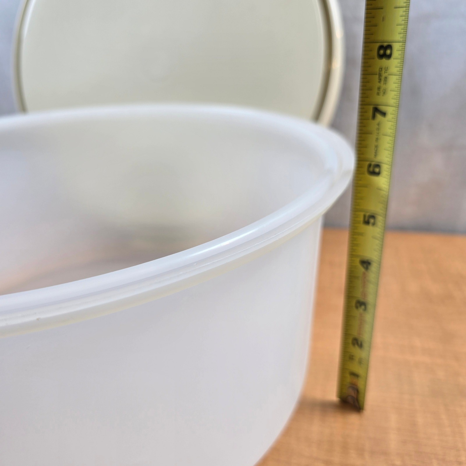 Tupperware Cake Container Carrier Base and Lid 12″ x 6″ #1256-6 Almond