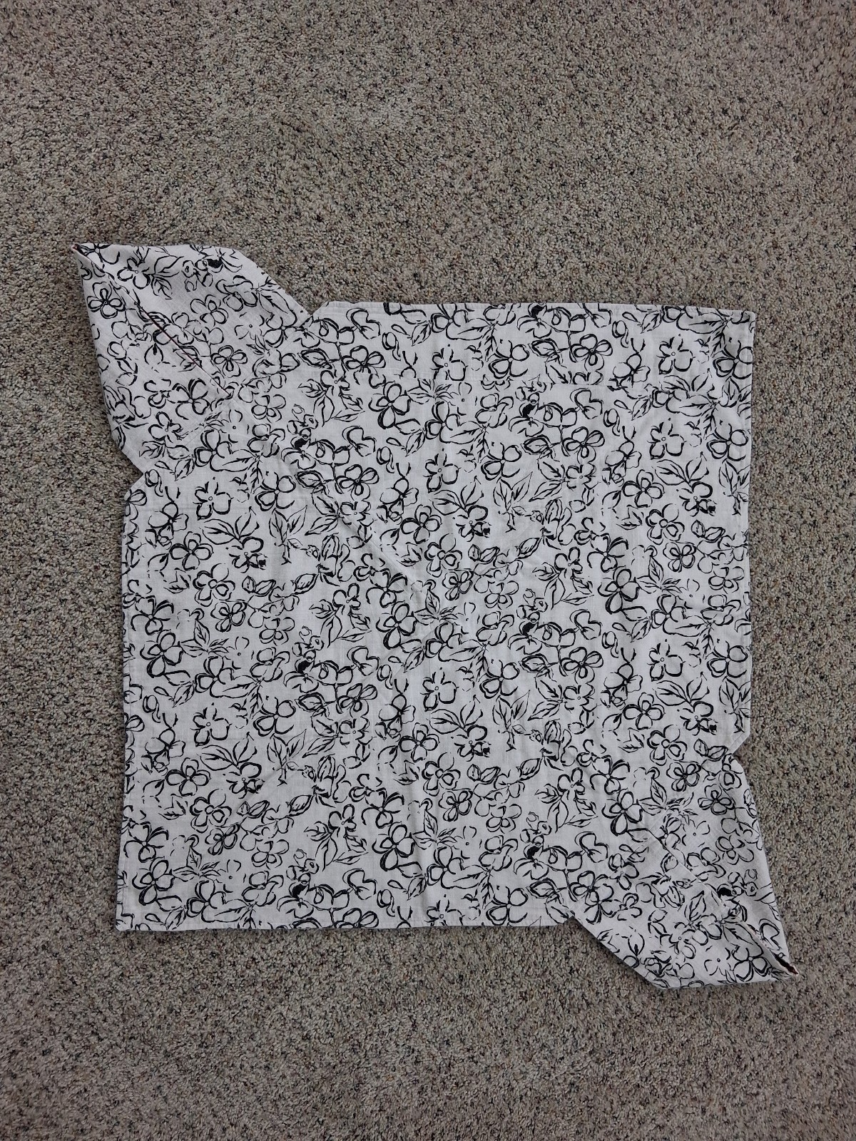 Insulated black & white fabric casserole carrier fits any size dish, reversible