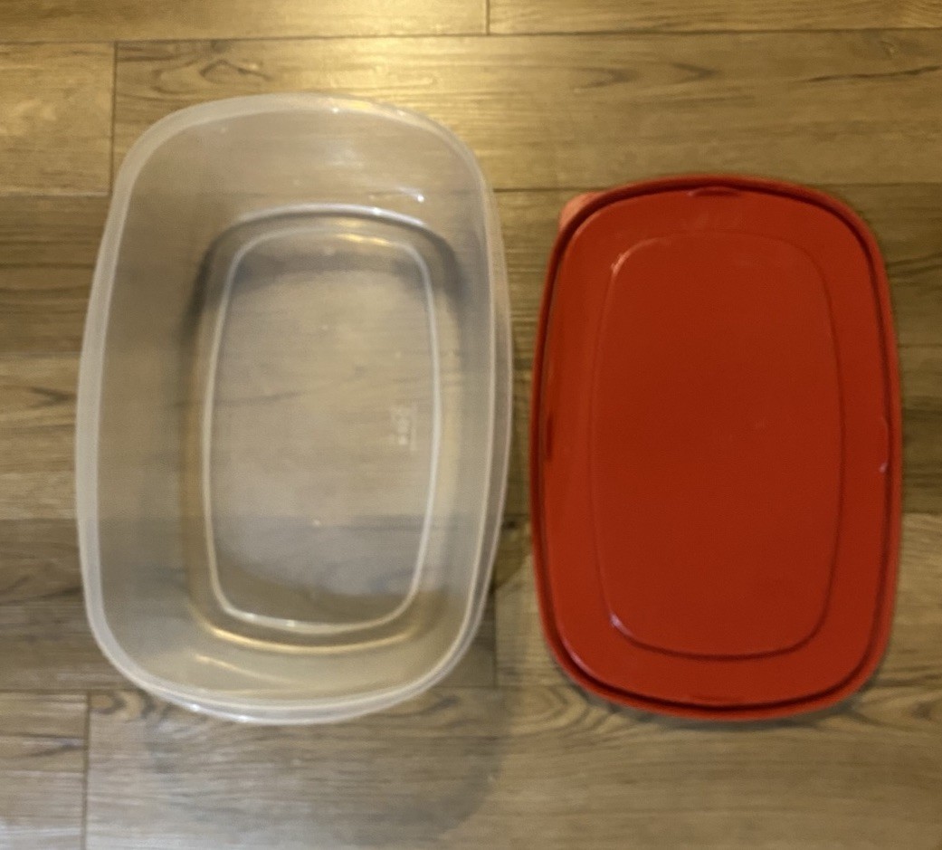 Rare Rubbermaid Food Storage Container 40 Cup, 2.5 Gallon with Easy Find Lid