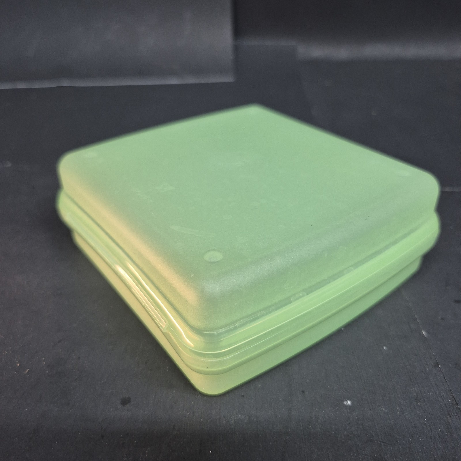 NEW Tupperware Sandwich Keeper 5 in Square Clamshell GAreen #3752D-2