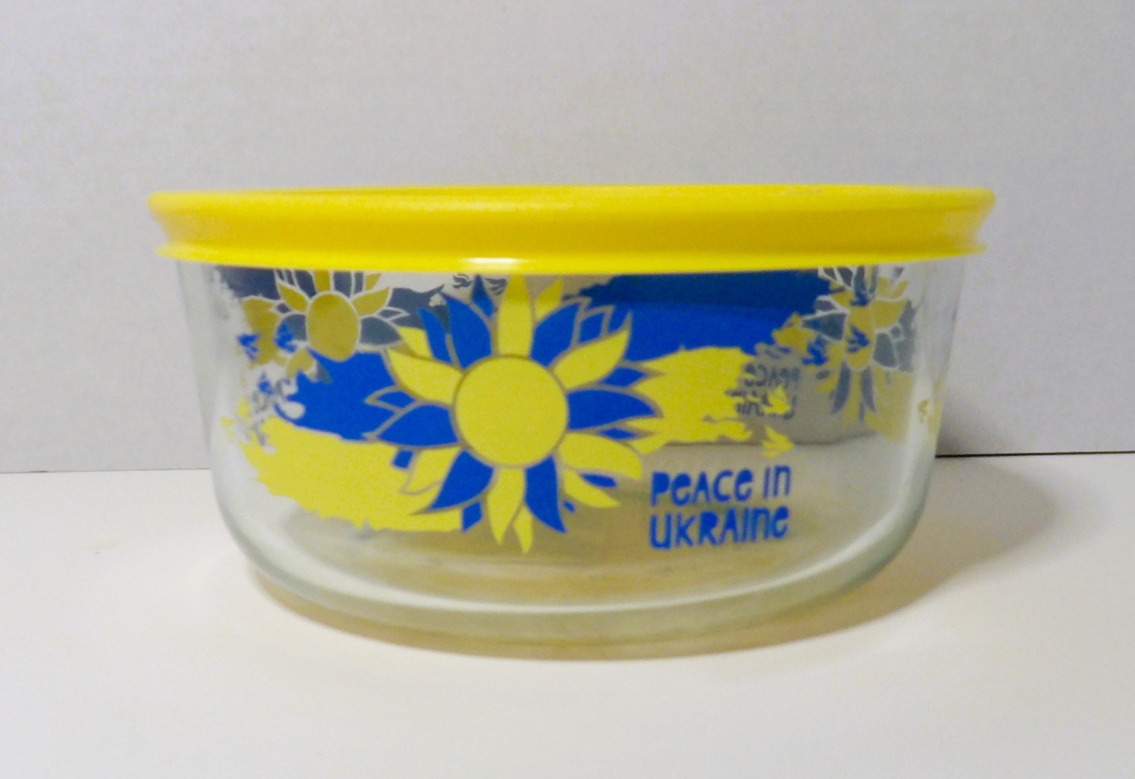 NEW Pyrex Peace in Ukraine Ltd. Special Edition Glass Dish Bowl 4 Cup Lid