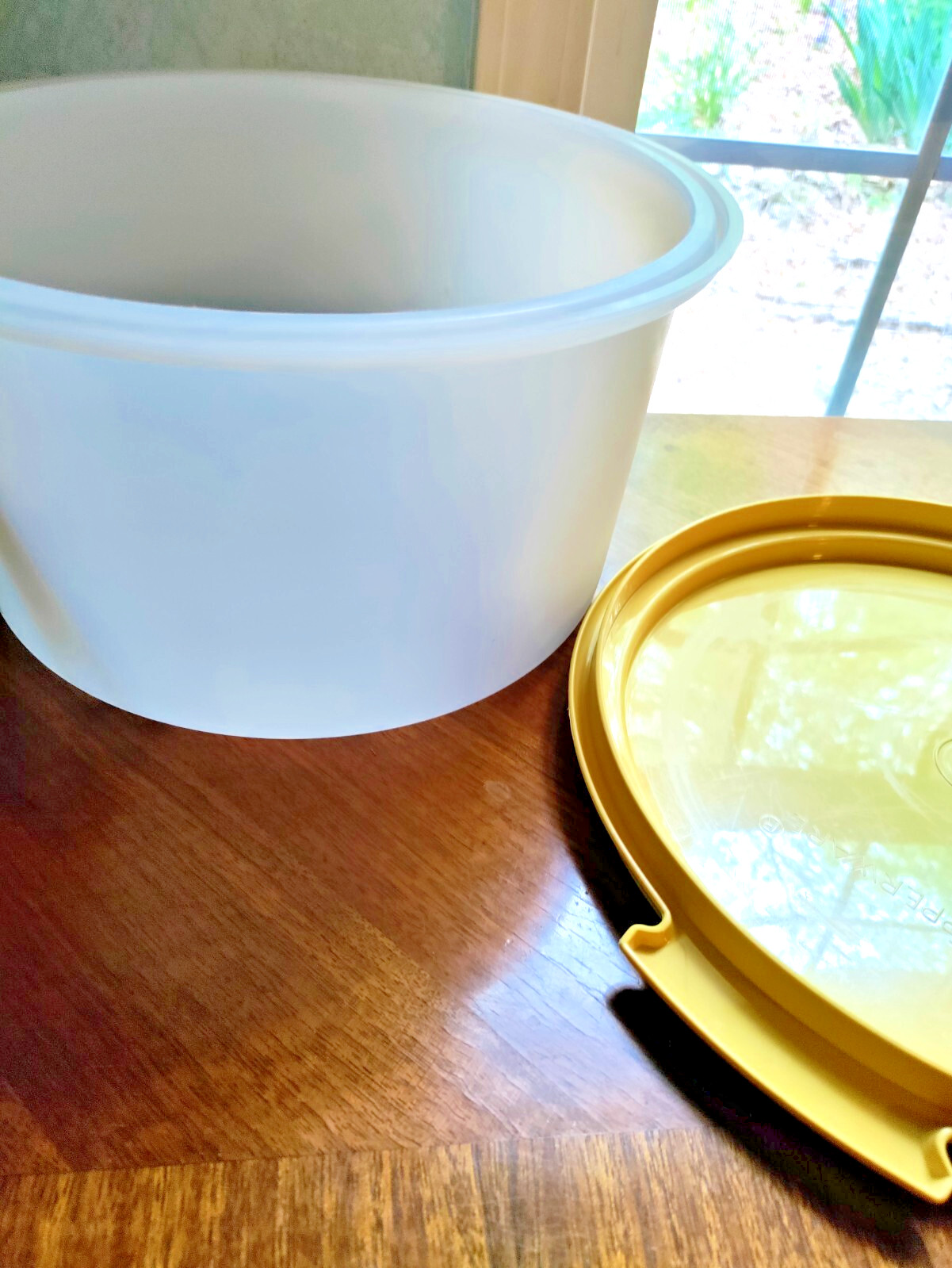 TUPPERWARE 10-1/2″ CAKE CARRIER WITH HANDLE 684