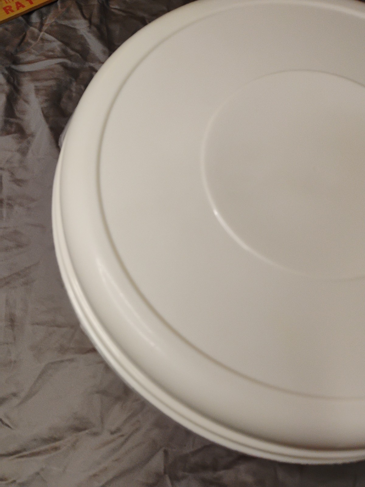 Rubbermaid Servin’ Saver # 5 22 Cup Almond Lid Storage Container Round Large