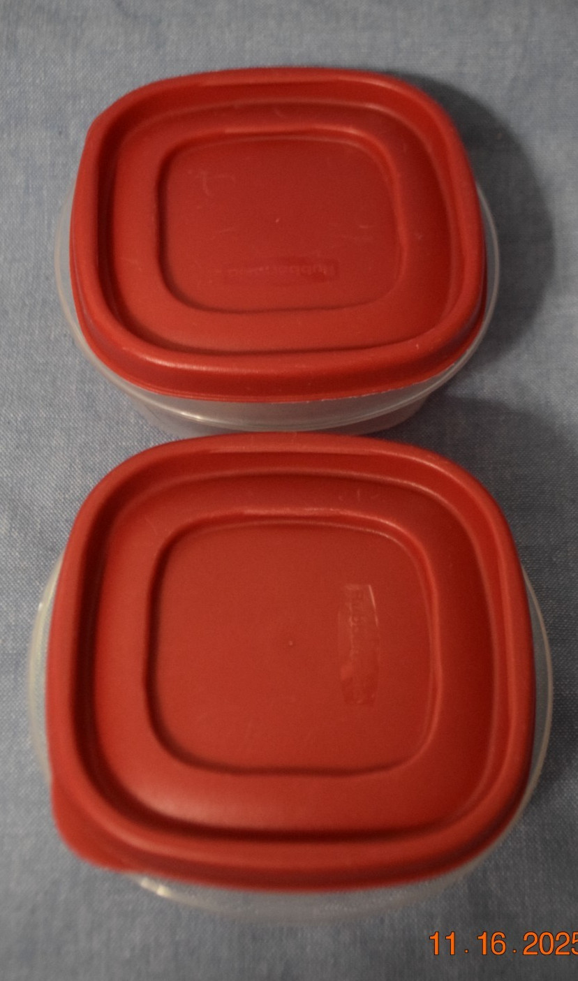Lot of 2 Rubbermaid #7J56 Square 1.25 Cup Clear Storage Container Dark Red Lid