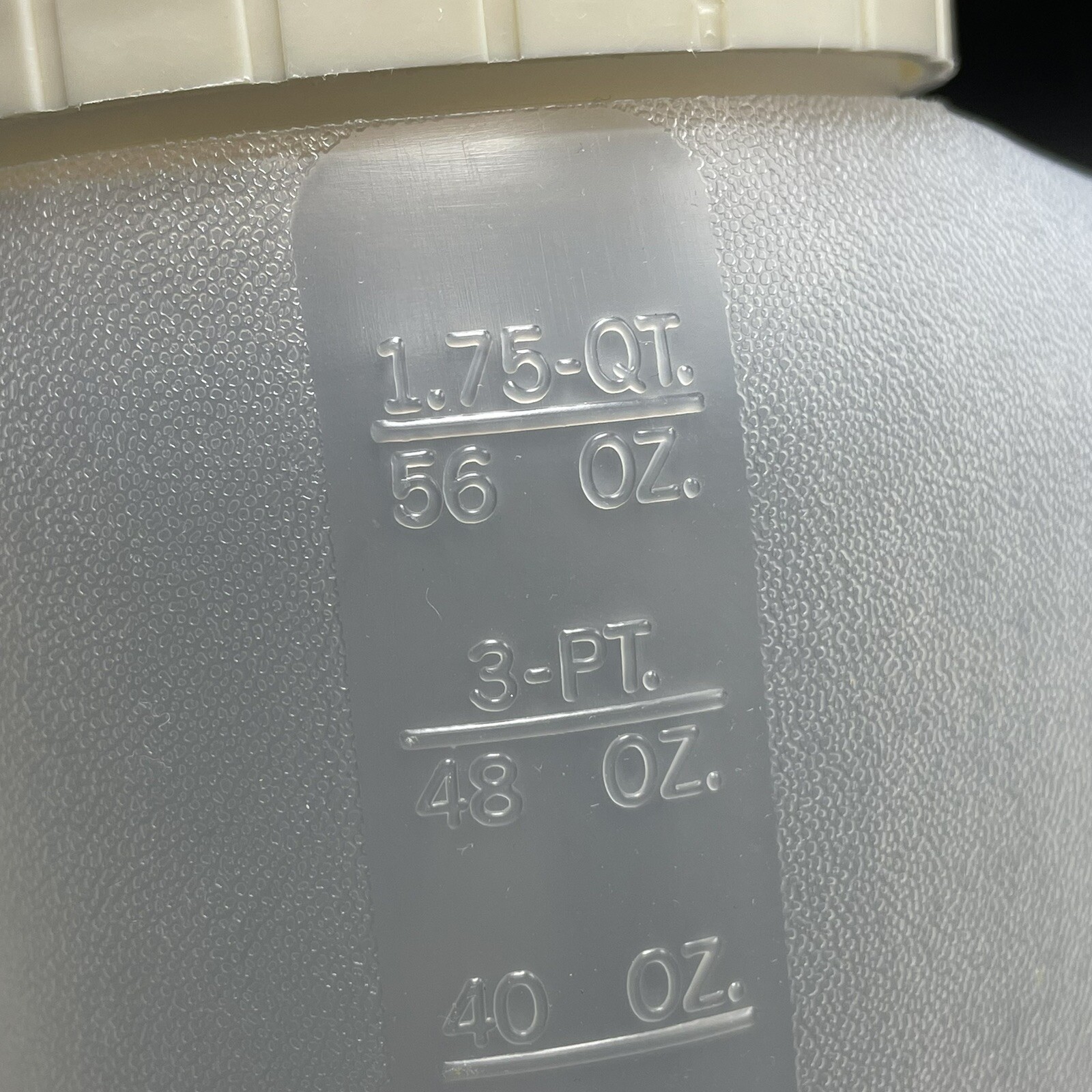 Rubbermaid Servin Saver 1.75 Qt Jug Bottle Pitcher w Almond Flip Lid w Metrics