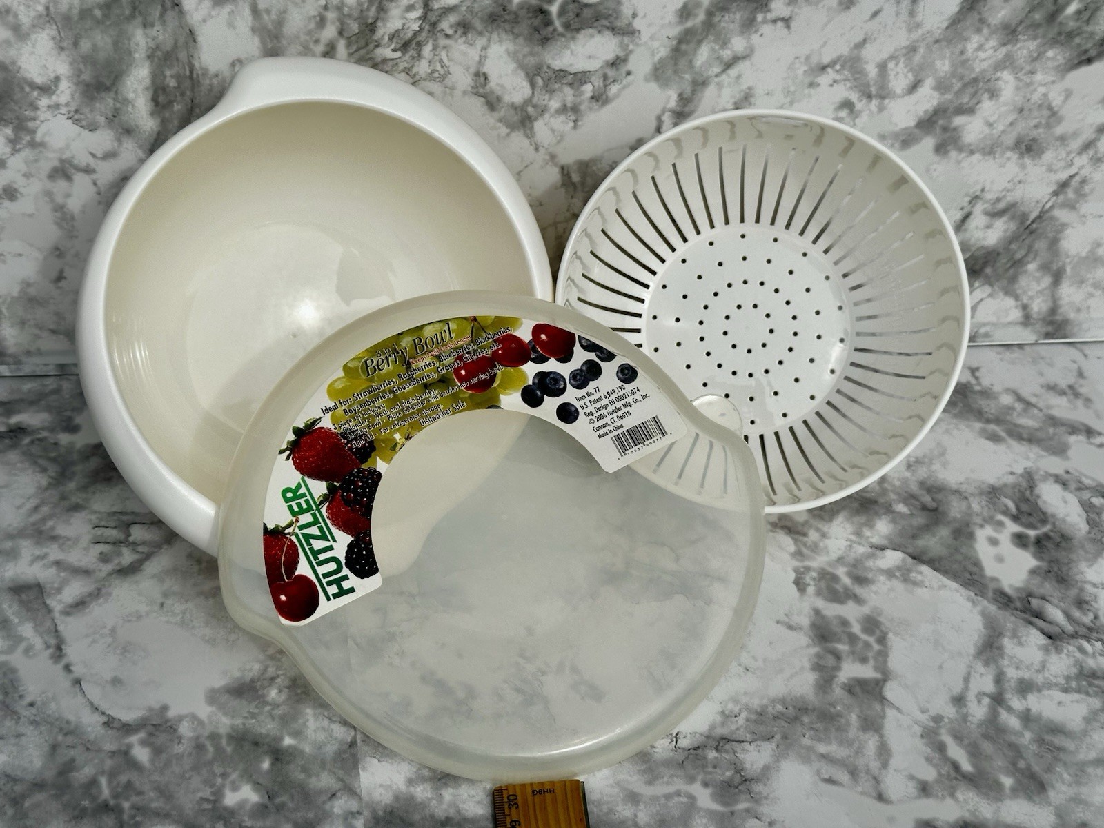 HUTZLER – PLASTIC 3 in 1 BERRY BOWL 1 Quart, 3 Piece-bowl, lid, colander -CREAM
