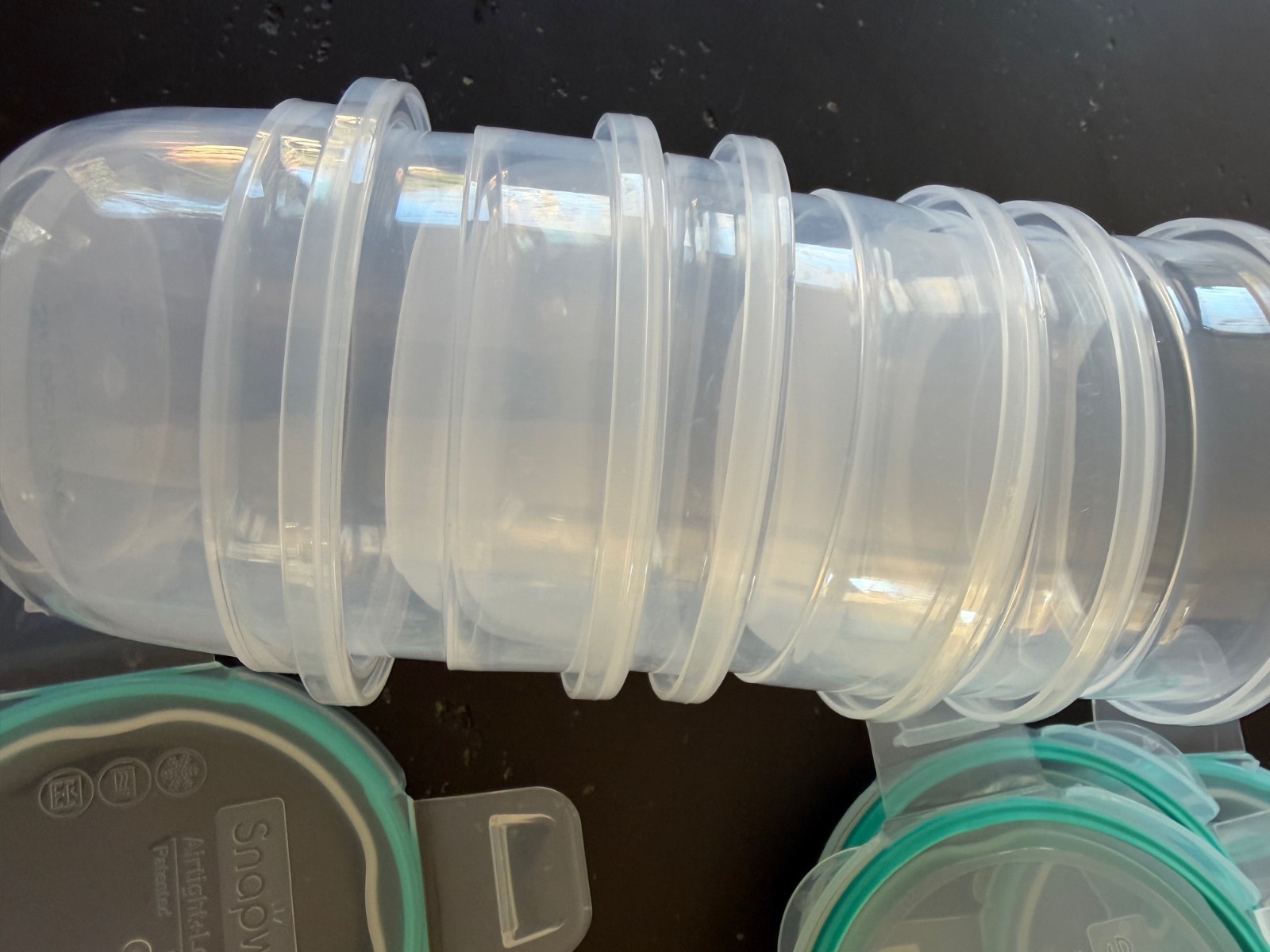 Huge lot 26 pieces Snapware Food and storag containers and lids (GR166-sh23)