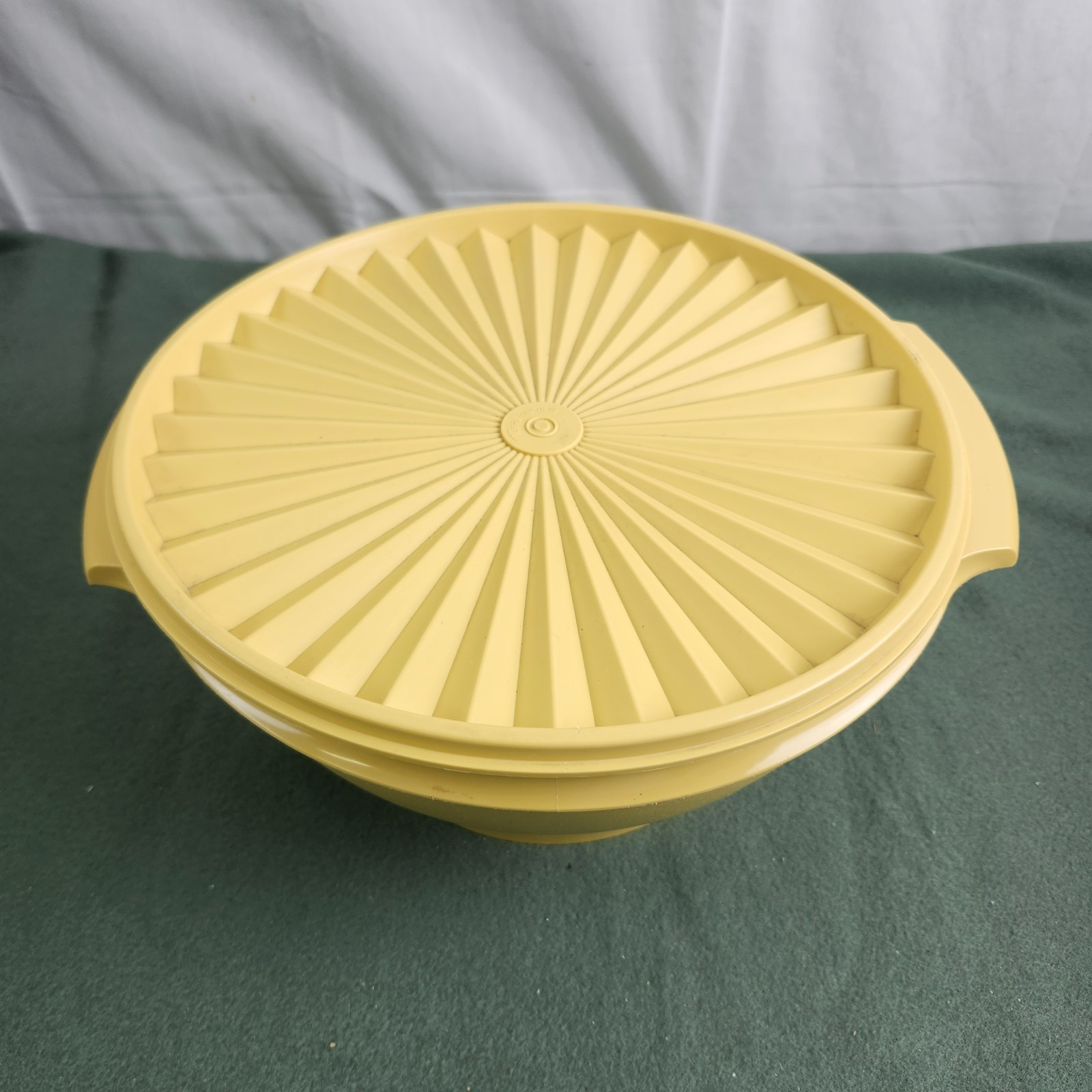 Vintage Tupperware Salad Serving Bowl w/Lid ~ 10″ Dia. x 5″ Tall ~ Harvest Gold