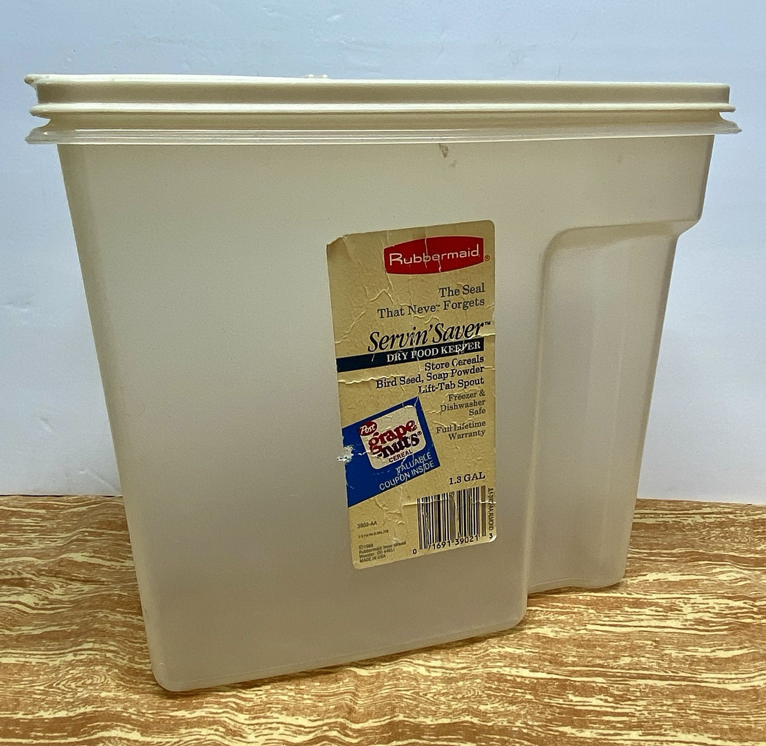 Rubbermaid Servin’ Saver Dry Food Keeper 1.3 Gal Almond Flip Lid, Plastic