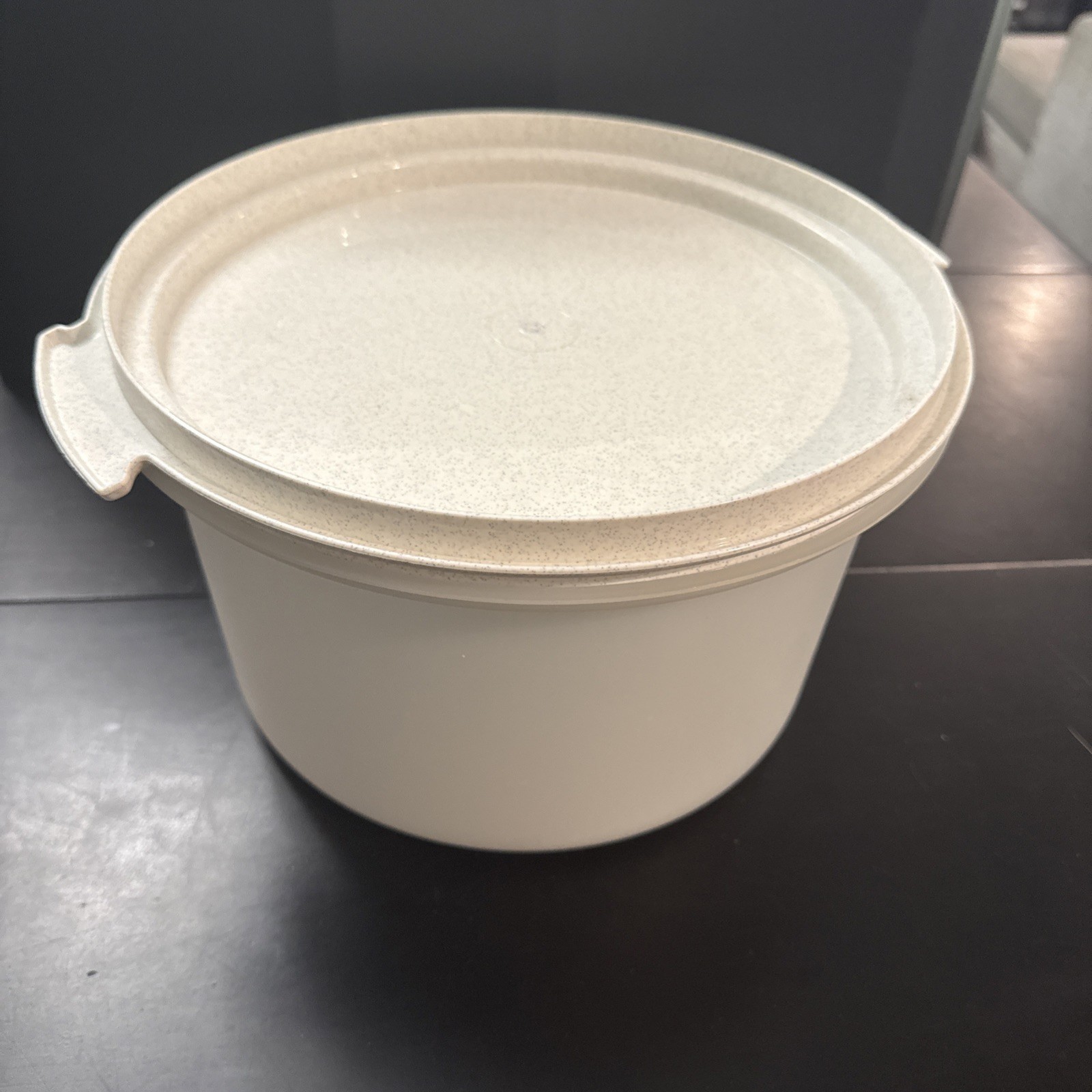 Vintage Tupperware Cake Carrier 683-8 Base 684- 7 Lid Round Storage