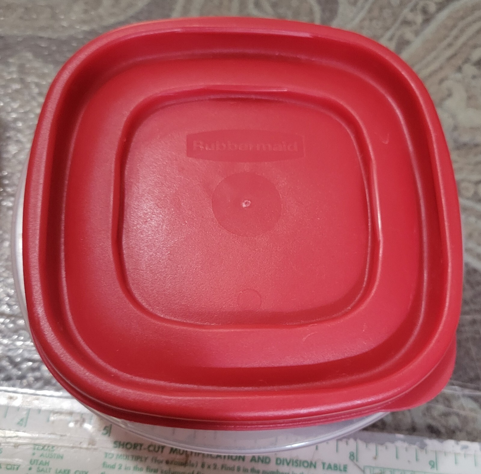 Rubbermaid 7J56 Red Easy Find Lid 1.25 Cup Food Storage Container Set Of 2