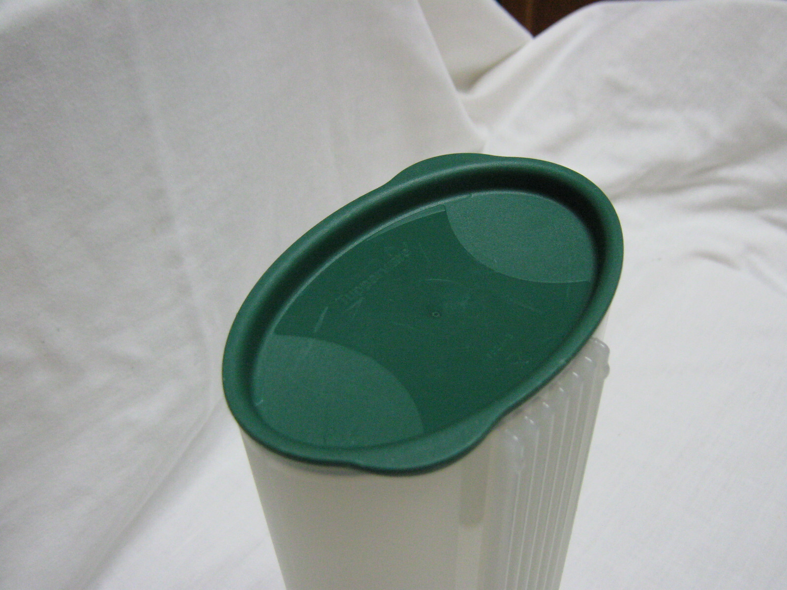 TUPPERWARE MATES OVAL TALL SPAGHETTI DOUBLE ENDED STORAGE CONTAINER GREEN LIDS