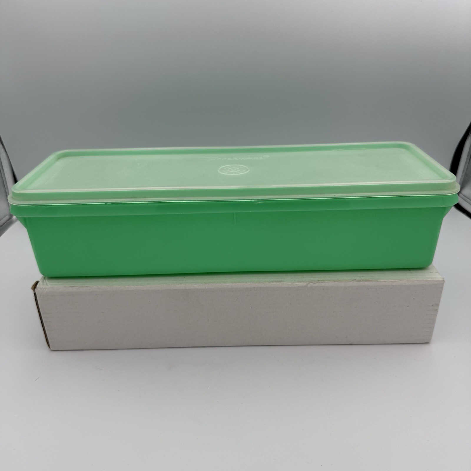 Vintage 13″ Tupperware Green Produce Celery Lettuce Crisper Container 892 893