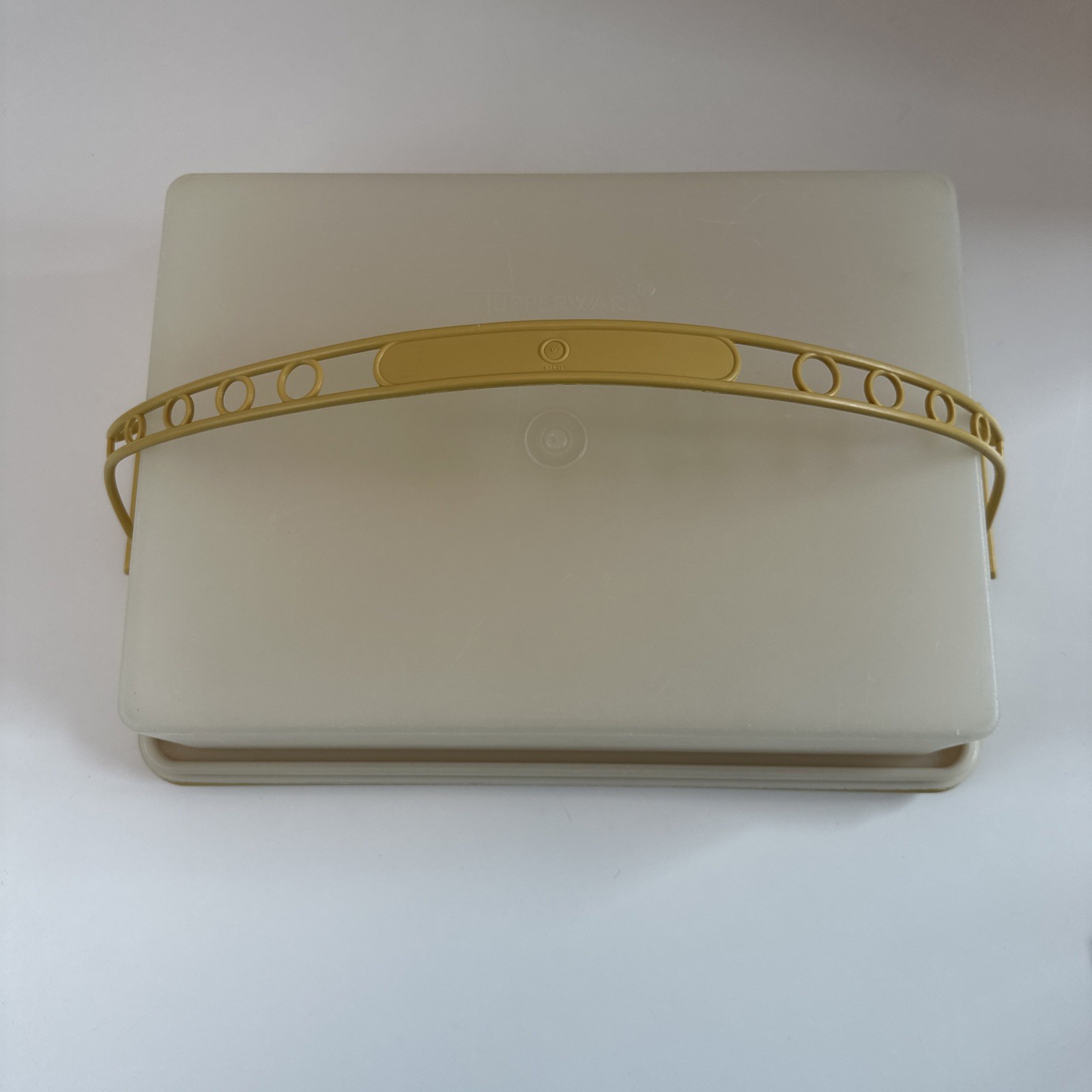 Tupperware Rectangular Sheet Cake Carrier W/Handle Gold 15″ X 11″ X 4″ USED