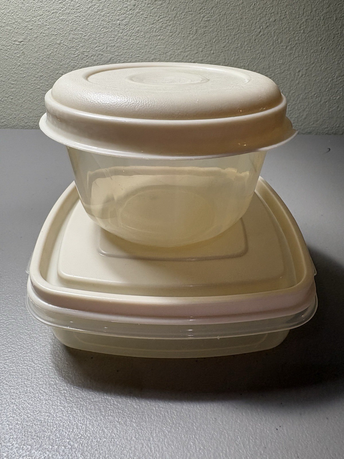 Rubbermaid Containers Beige Lids #1 2 Cup, #11 1 Pt. Clean Good Condition