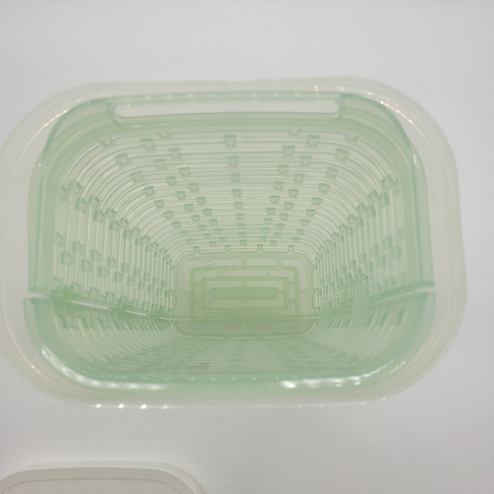 OXO GreenSaver Produce Keeper 2.8 Quart White Stand up Tub w/ Strainer Basket